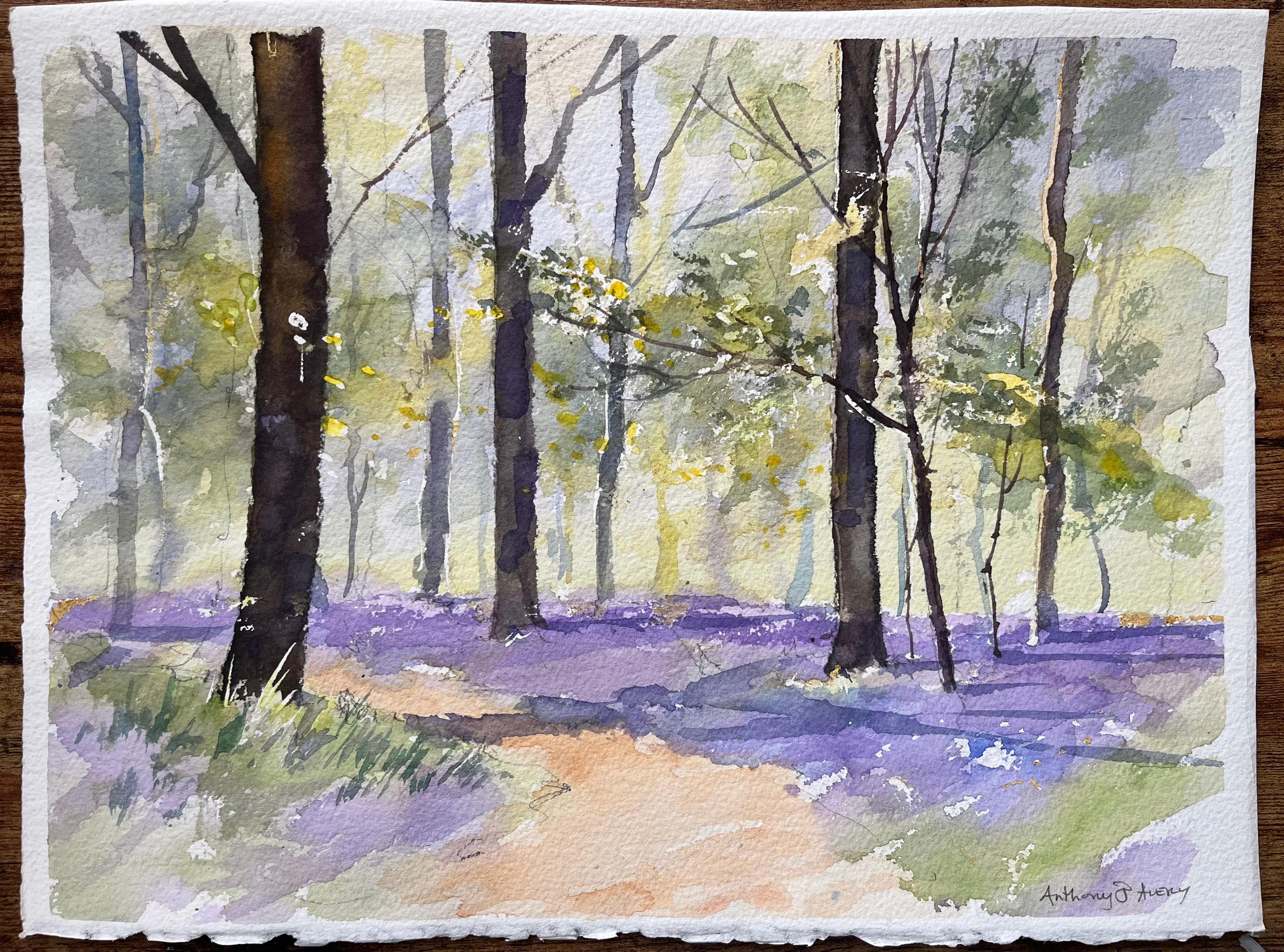 Aquarelle impressionniste britannique d'une scène de bois ensoleillée avec des cloches bleues - Painting de Anthony Avery