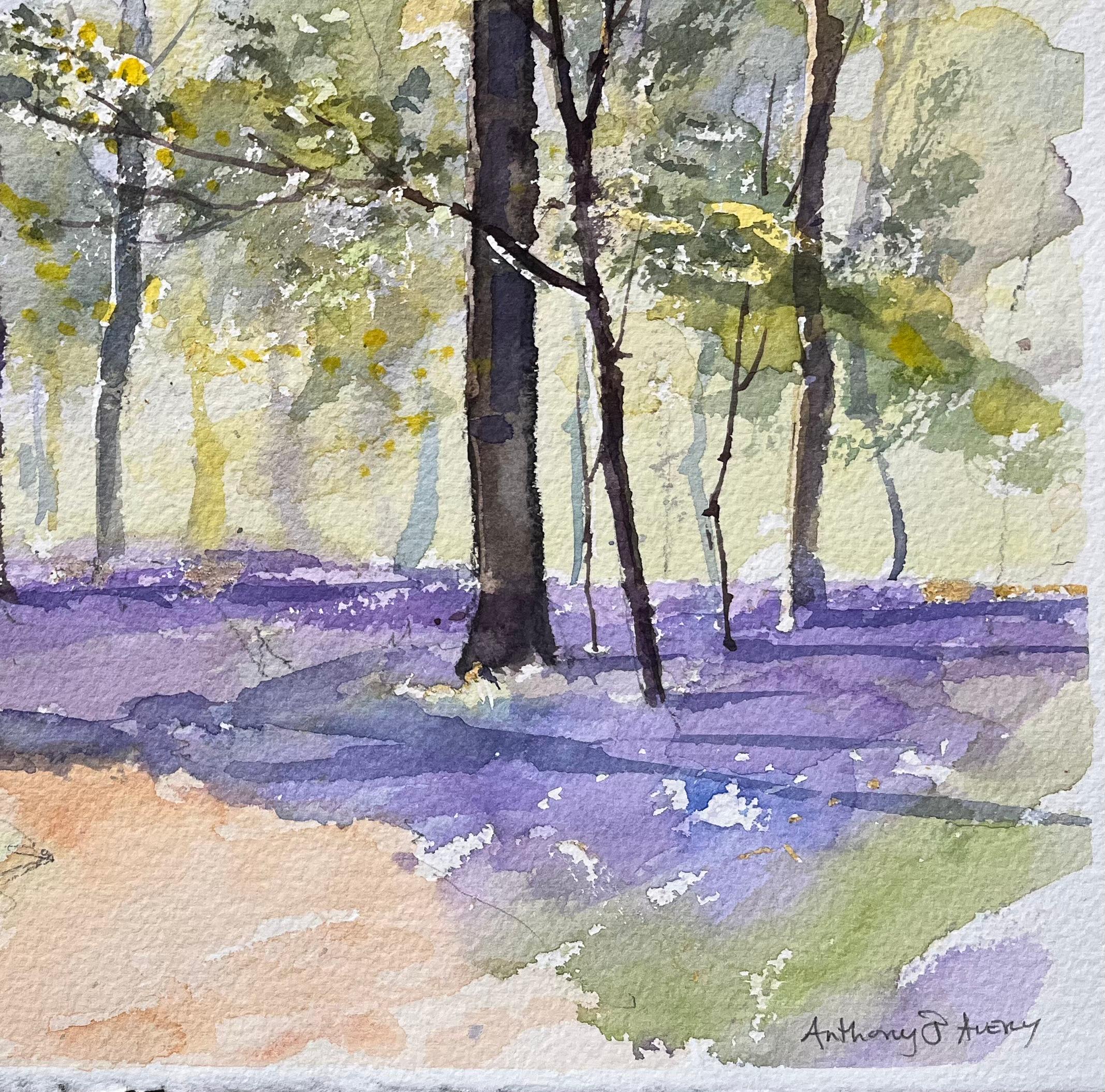Aquarelle impressionniste britannique d'une scène de bois ensoleillée avec des cloches bleues - Impressionnisme Painting par Anthony Avery