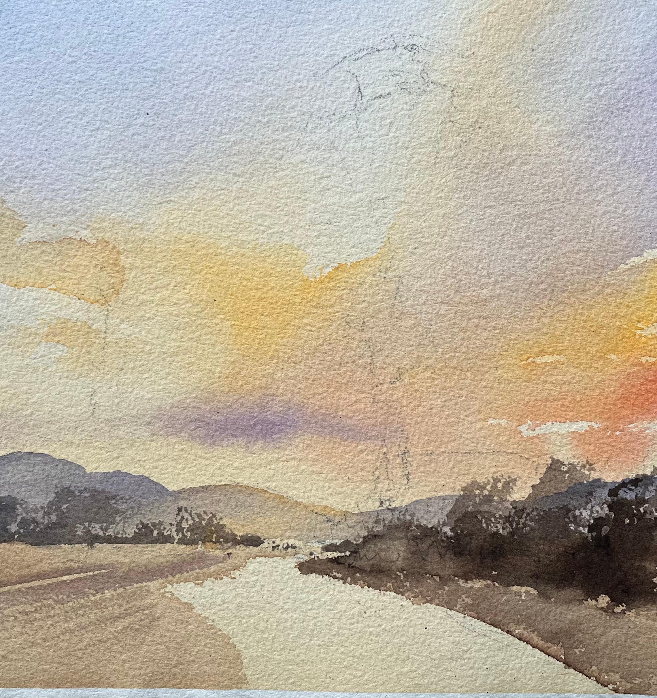 Acuarela impresionista británica de un paisaje al atardecer con montañas lejanas - Landscape Painting Gris de Anthony Avery