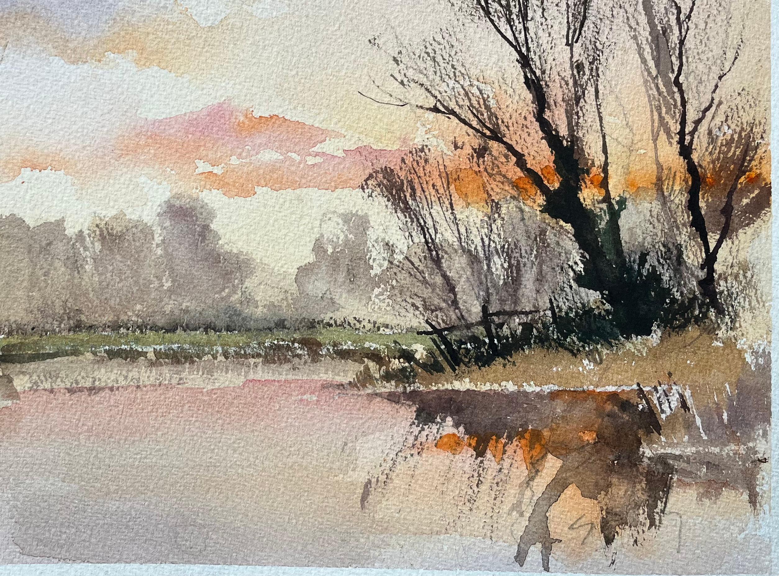 Titel: Britischer Impressionist Aquarell einer Sonnenuntergangsreflexion an einem ruhigen Fluss 
Von Anthony Avery (Brite 1946-2023)
Original-Aquarell auf Künstlerpapier, ungerahmt
Abmessungen: 11,25 x 15,25 Zoll (Höhe x Breite)
Zustand: Gut, mit