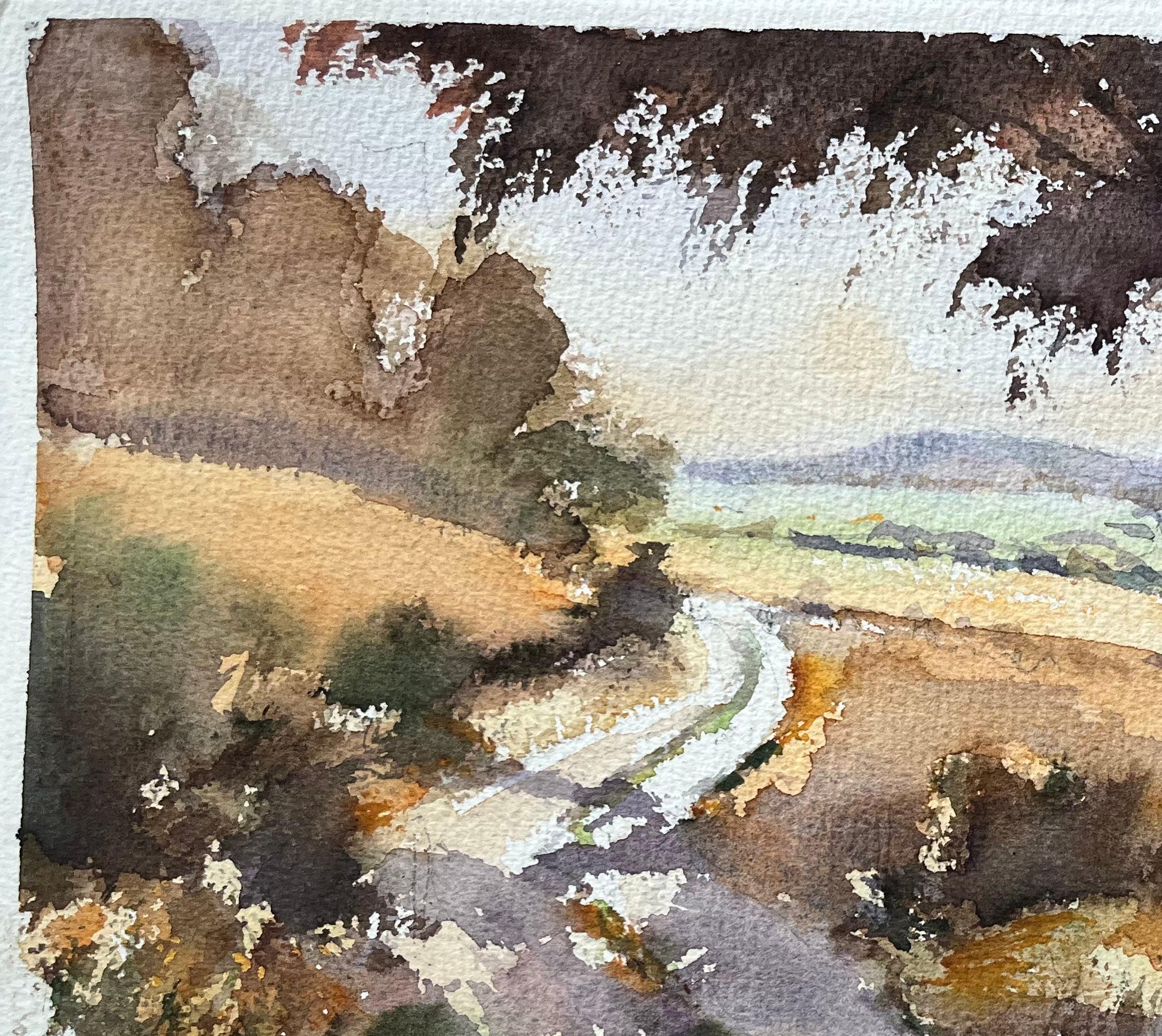 Título: Acuarela impresionista británica de un tranquilo camino rural con colinas ondulantes
Por Anthony Avery (británico 1946-2023)
Acuarela original sobre papel de artista, sin enmarcar
Dimensiones: 11,25 x 15,25 pulgadas (Alto x Ancho)
Estado:
