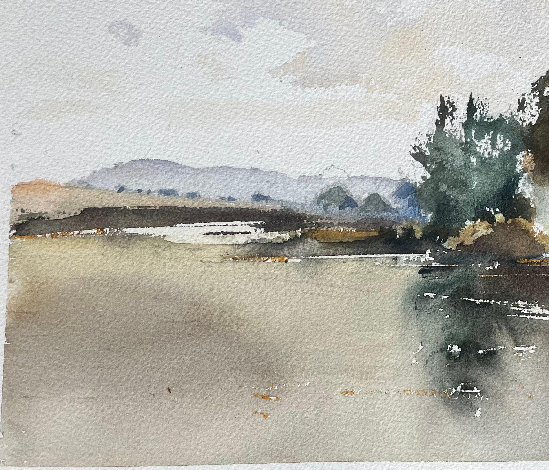 Titolo: Acquerello impressionista britannico di un tranquillo paesaggio fluviale
Di Anthony Avery (Regno Unito 1946-2023)
Acquerello originale su carta per artisti, senza cornice
Dimensioni: 11 x 15,25 pollici (altezza x larghezza)
Condit: Buono,