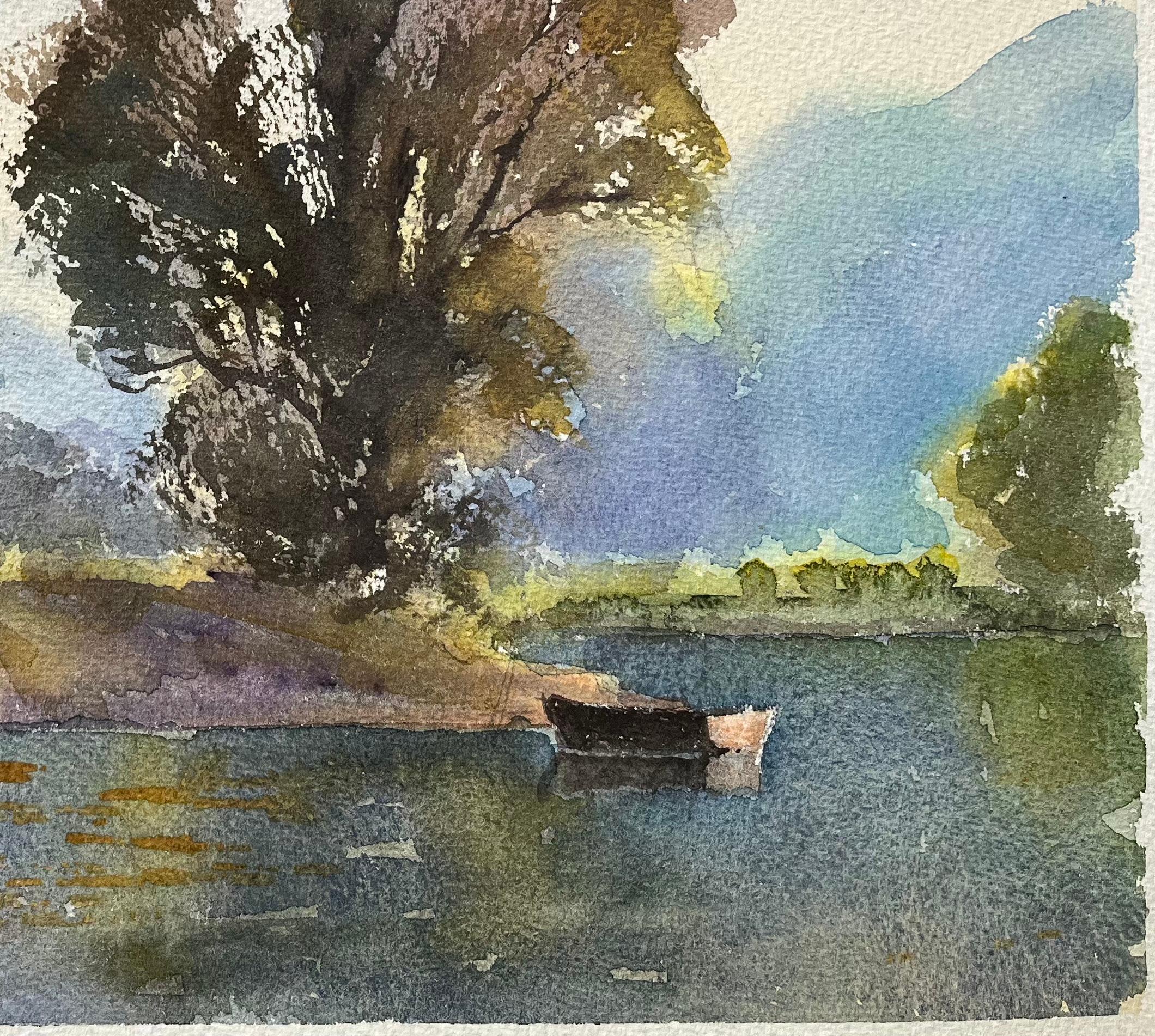Britisches impressionistisches Aquarell einer Tranquil- Flusslandschaft mit Boot, British Impressionismus (Grau), Landscape Painting, von Anthony Avery