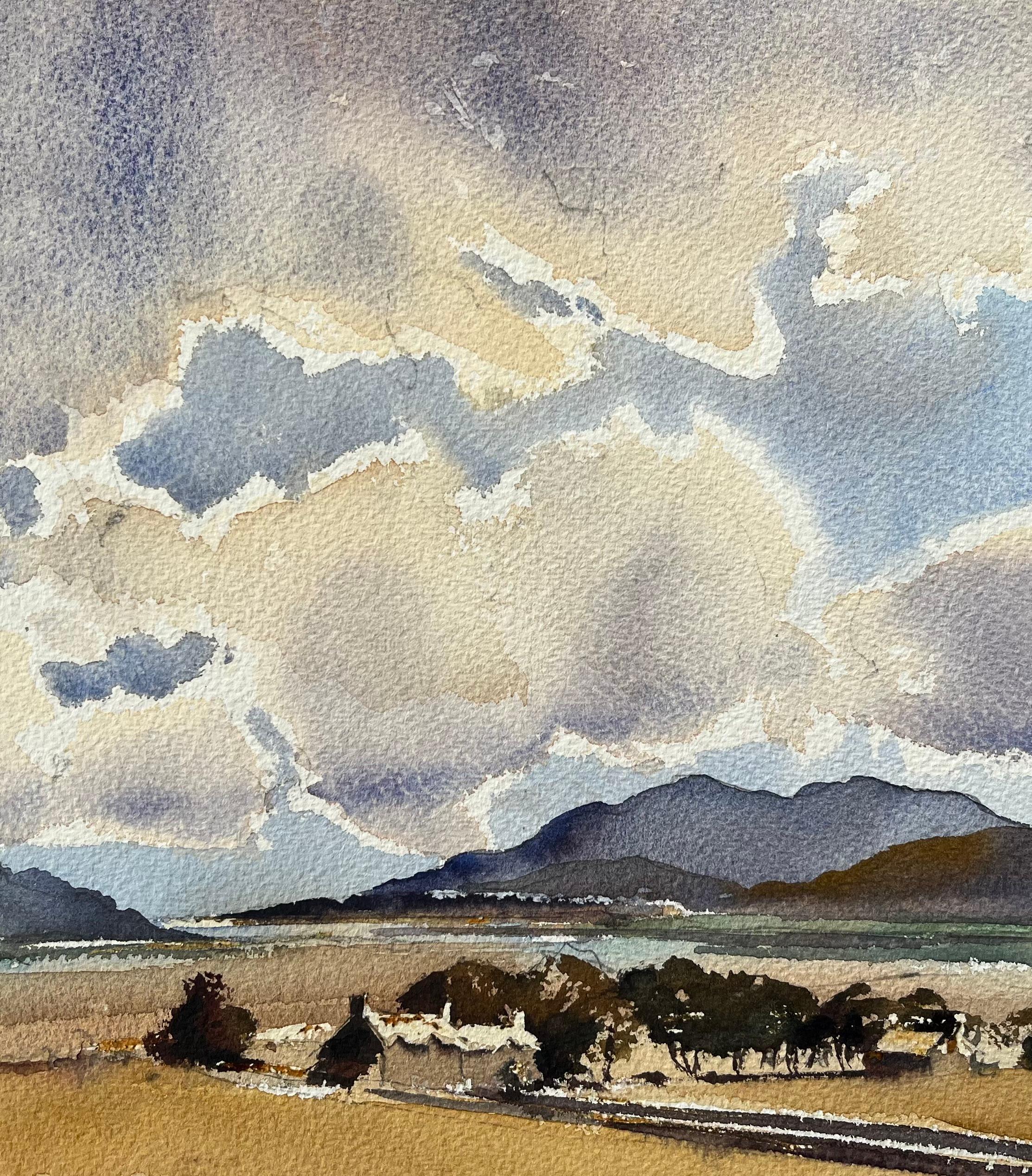 Titre : Aquarelle impressionniste britannique d'un vaste ciel, de collines roulantes et d'une ferme
par Anthony Avery (britannique 1946-2023)
Aquarelle originale sur papier d'artiste, non encadrée
Dimensions : 11.25 x 15 pouces (hauteur x