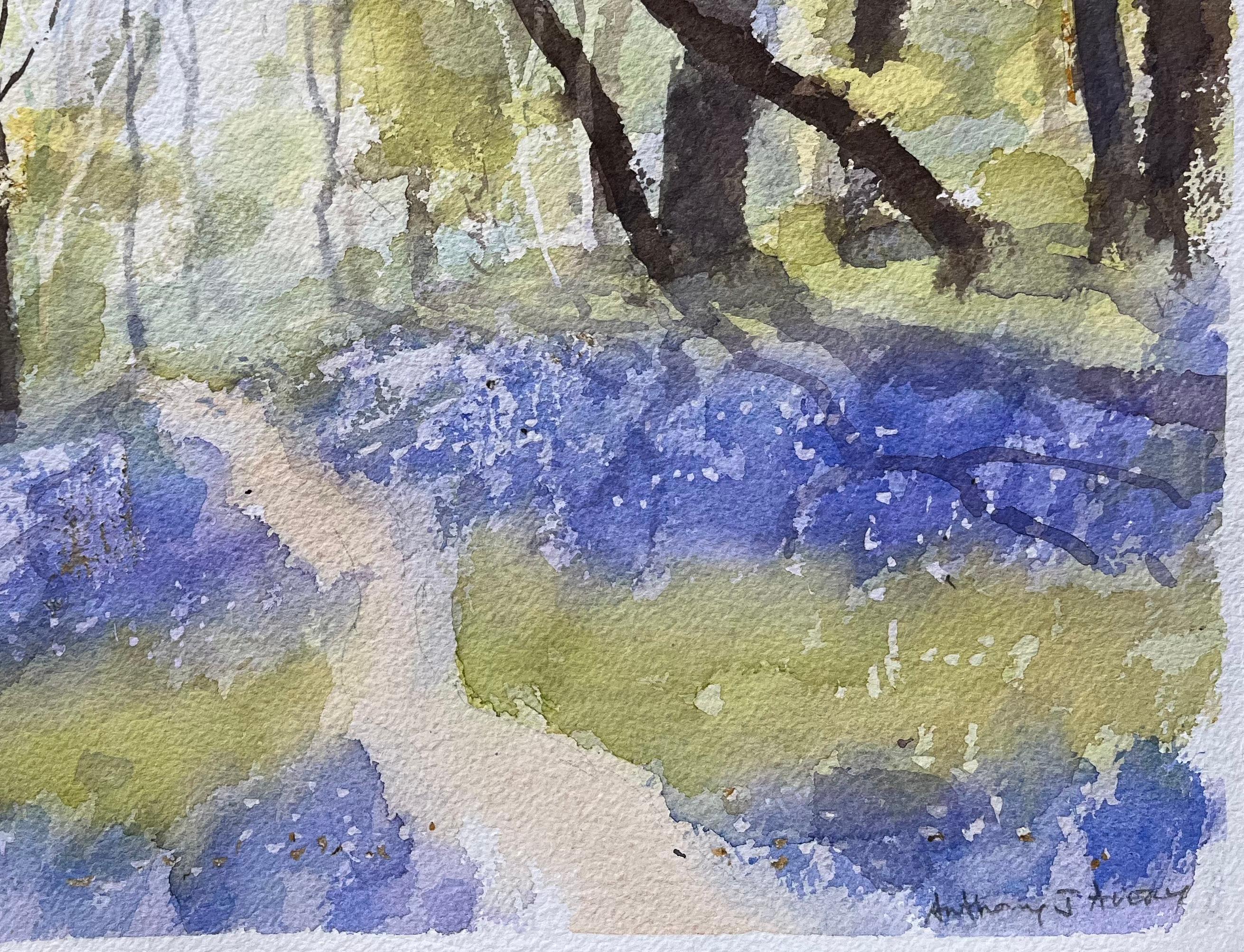 Acuarela impresionista británica de un sendero del bosque con campanillas de primavera - Painting Impresionista de Anthony Avery
