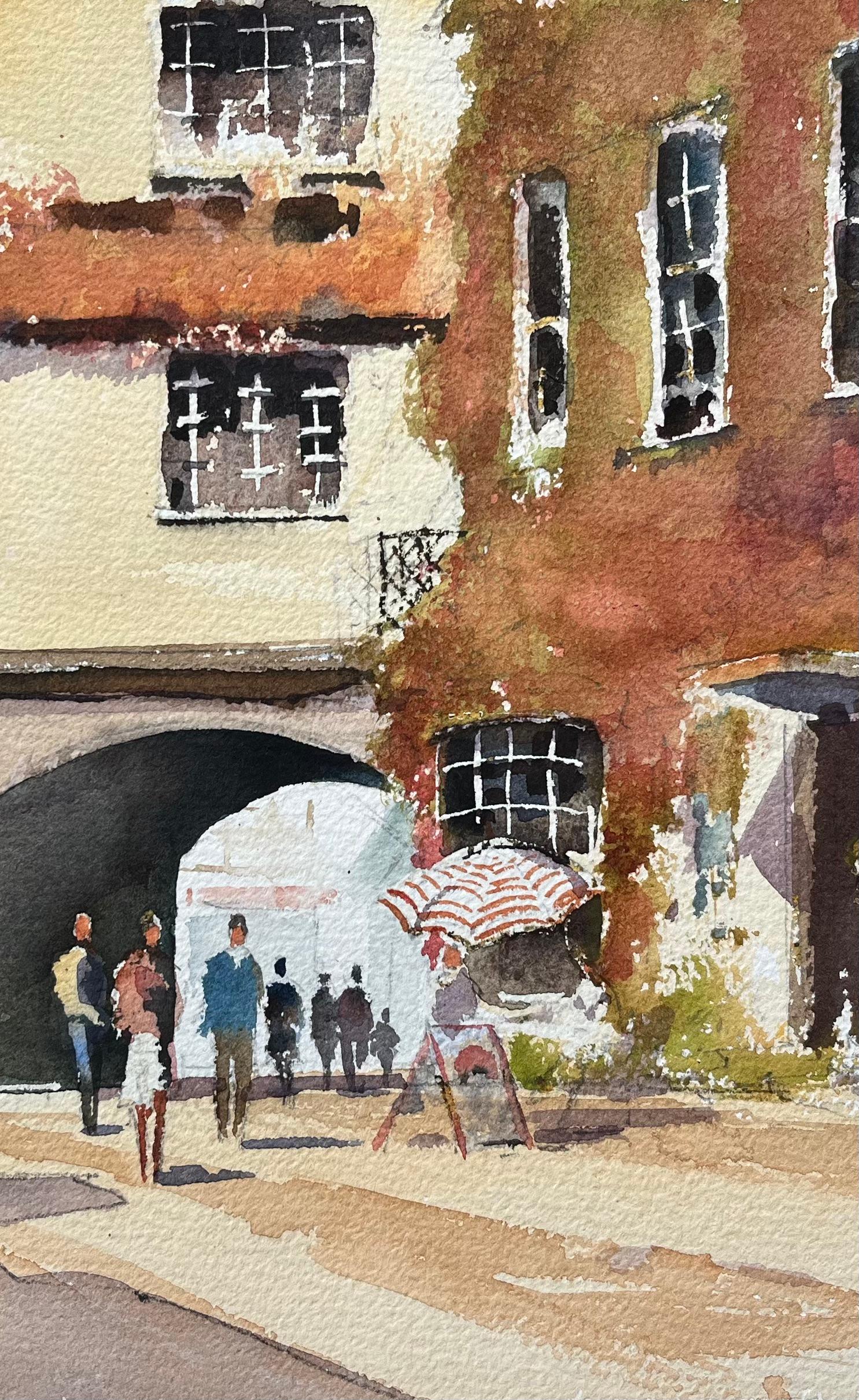 Aquarelle impressionniste britannique d'une scène de cour après-midi avec personnages - Marron Landscape Painting par Anthony Avery