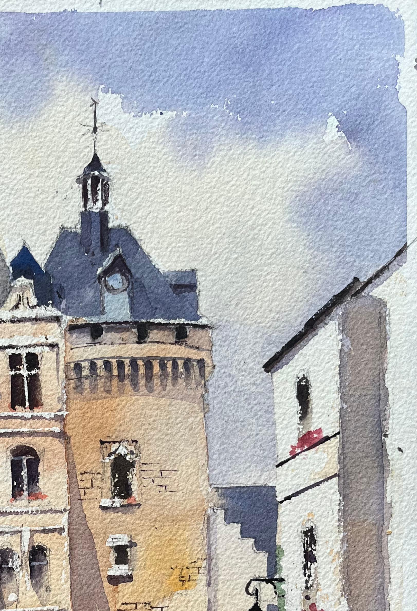 Acquerello impressionista britannico di charme architettonico nella piazza della città di Loches - Landscape Painting Grigio di Anthony Avery