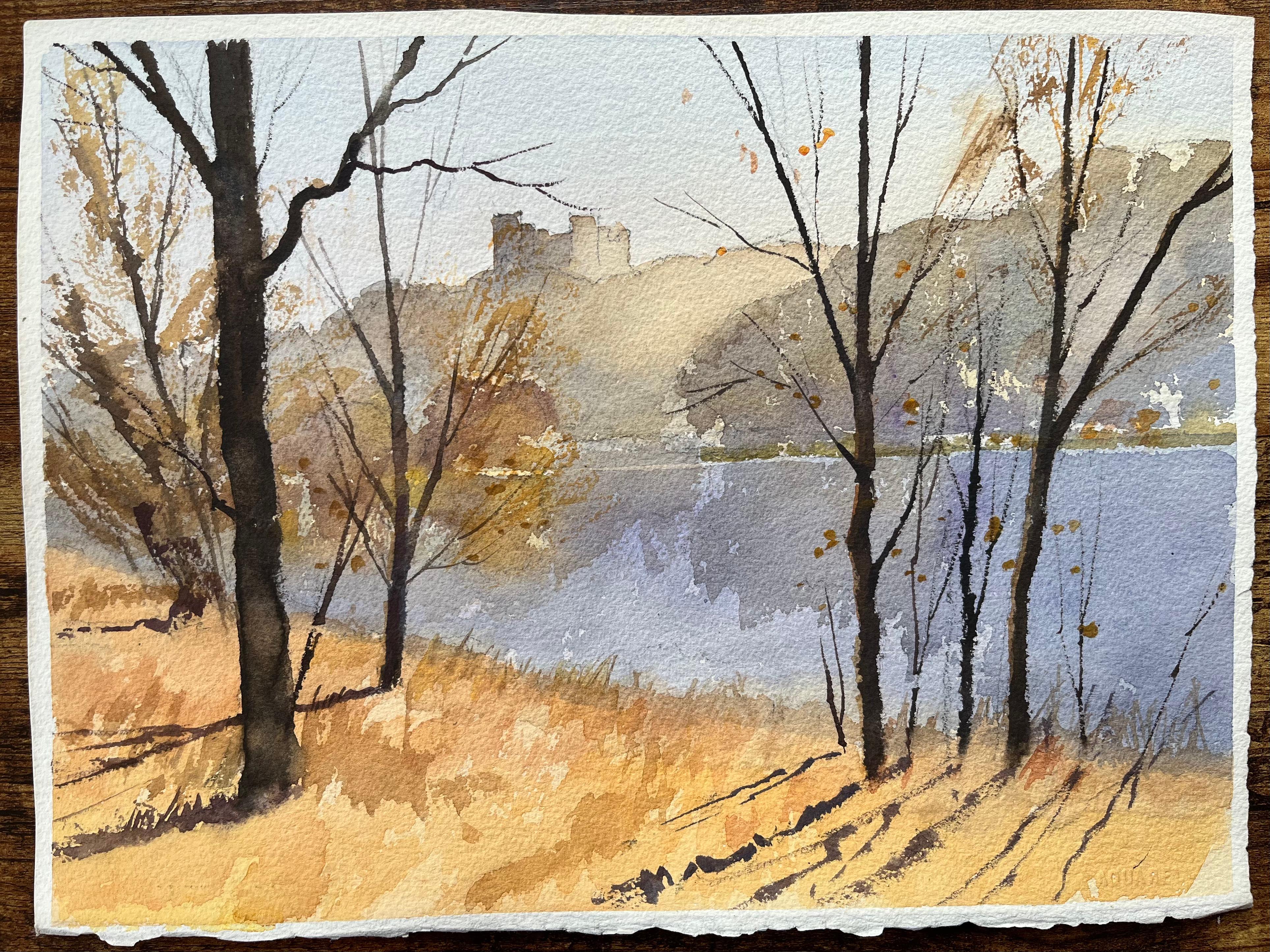 Acquerello impressionista britannico di un paesaggio autunnale con silhouette di un castello - Painting di Anthony Avery