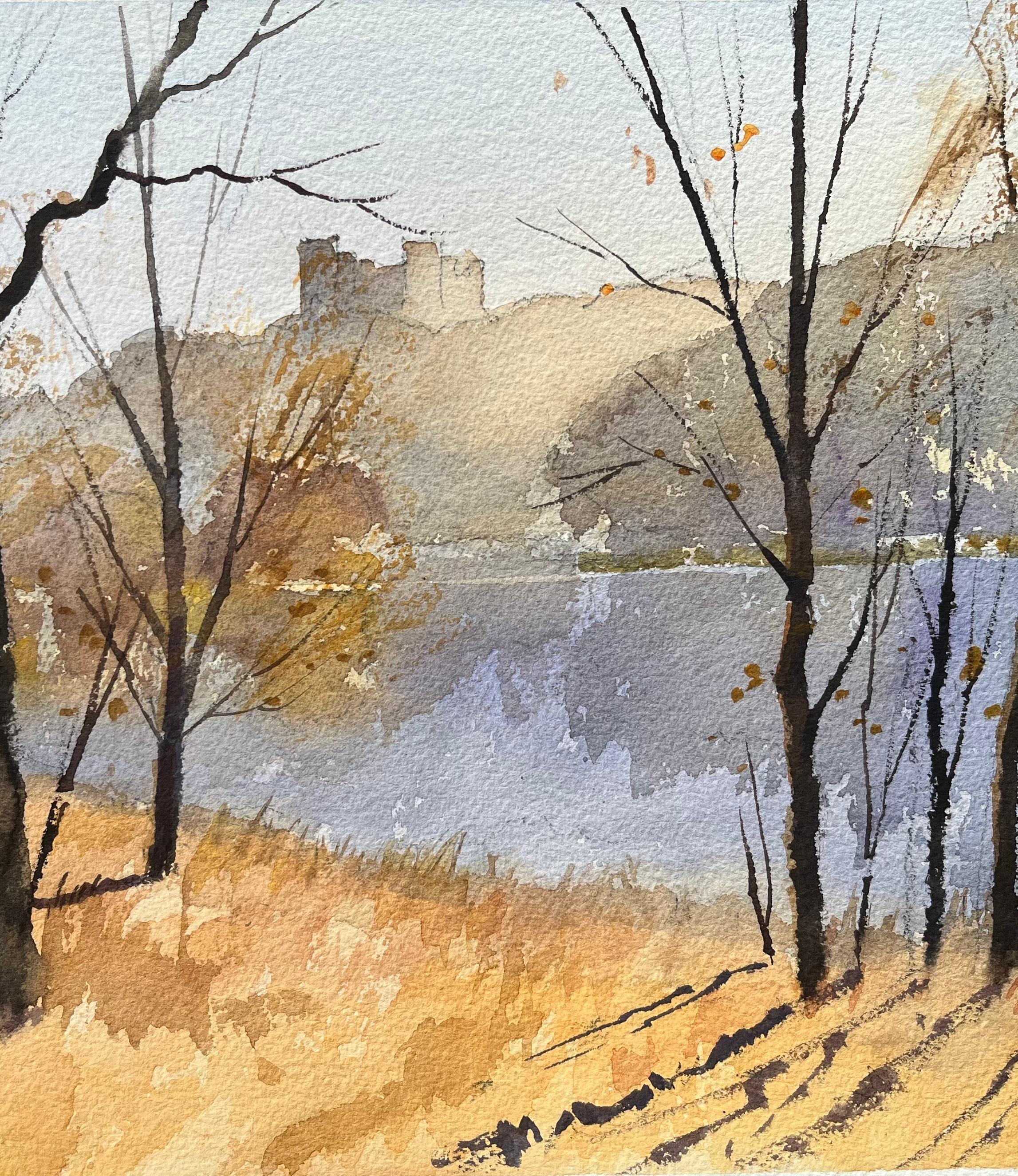 Acquerello impressionista britannico di un paesaggio autunnale con silhouette di un castello - Landscape Painting Beige di Anthony Avery