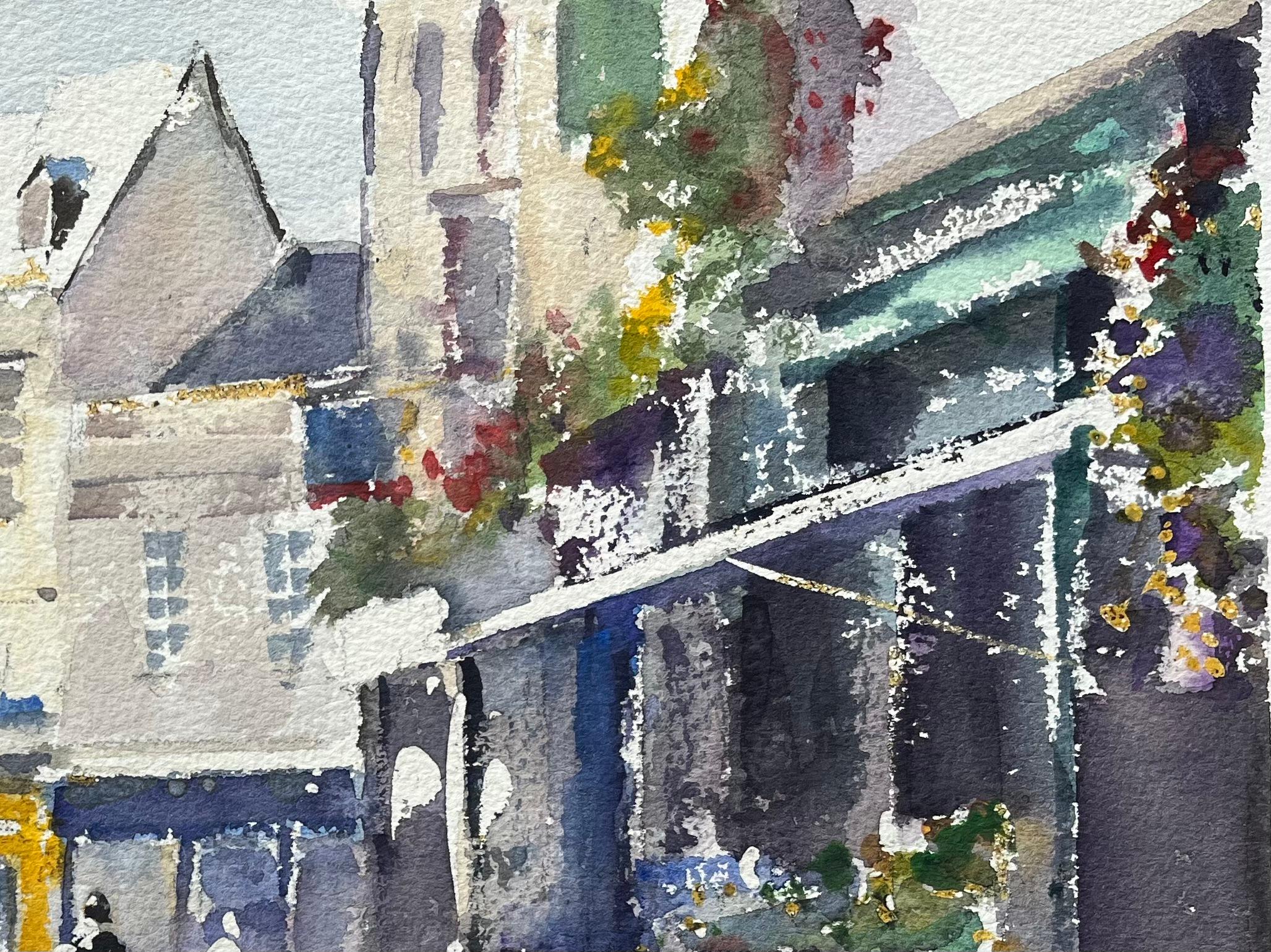 Acquerello impressionista britannico di una vivace strada del mercato con bancarelle di fiori - Landscape Painting Grigio di Anthony Avery