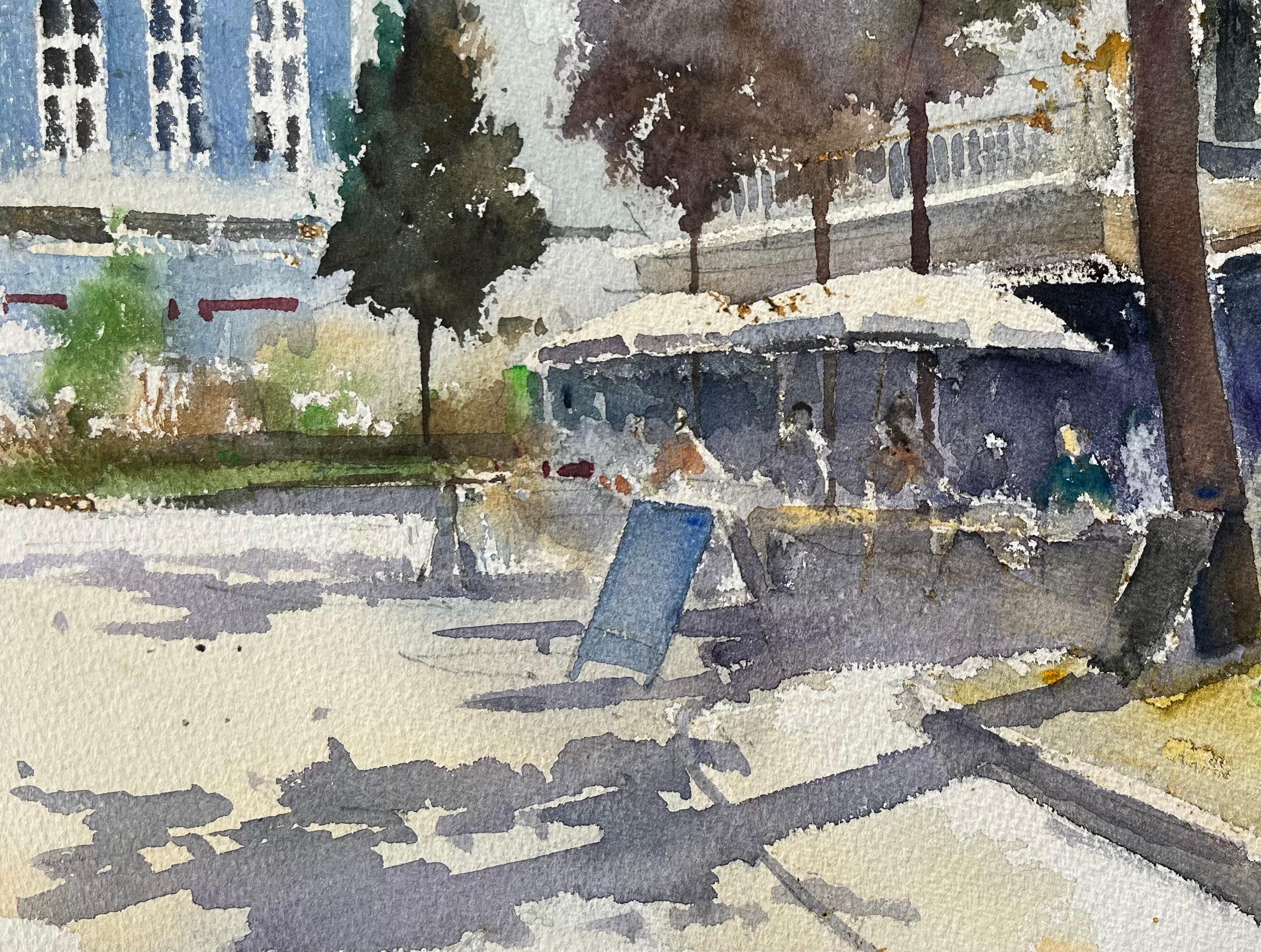 Aquarelle impressionniste britannique représentant un café animé à l'ombre d'une place ensoleillée - Gris Landscape Painting par Anthony Avery