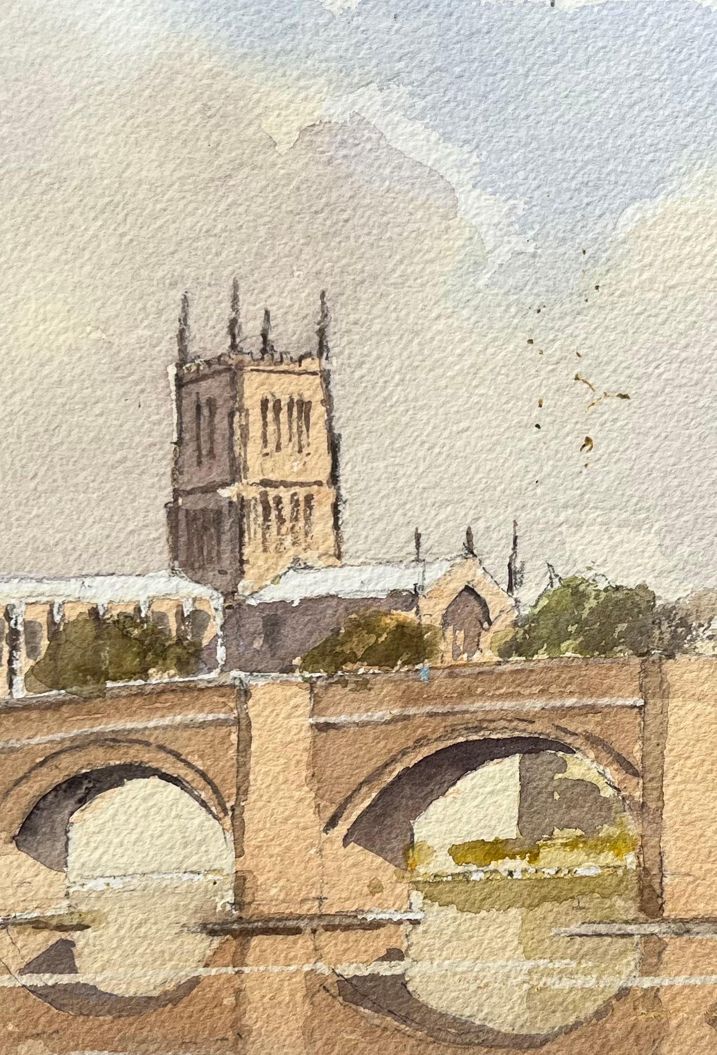 Britisches impressionistisches Aquarell der Kathedrale und der Steinbrücke über dem Fluss (Beige), Landscape Painting, von Anthony Avery