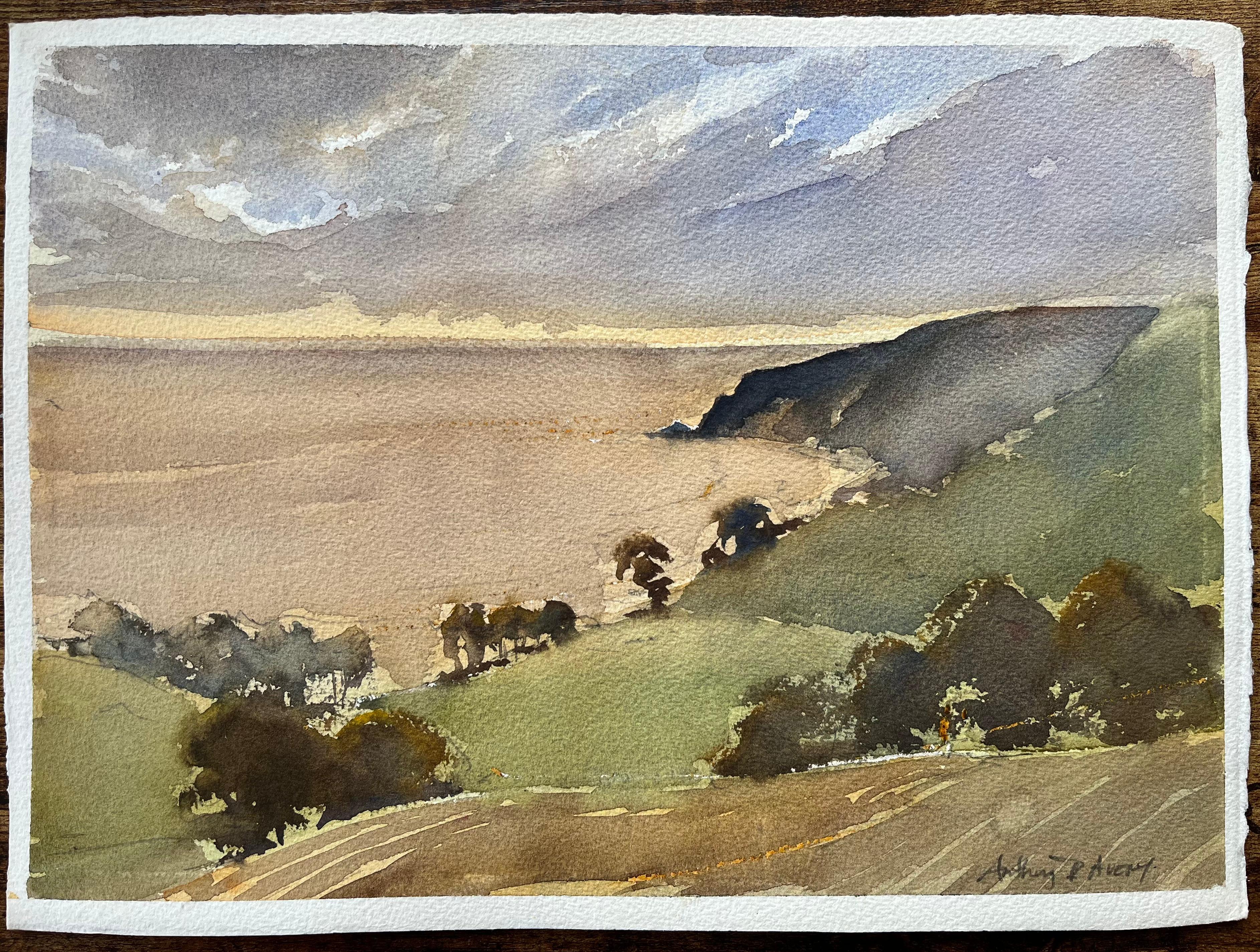 Acuarela impresionista británica de paisaje costero de colinas ondulantes al atardecer - Painting de Anthony Avery
