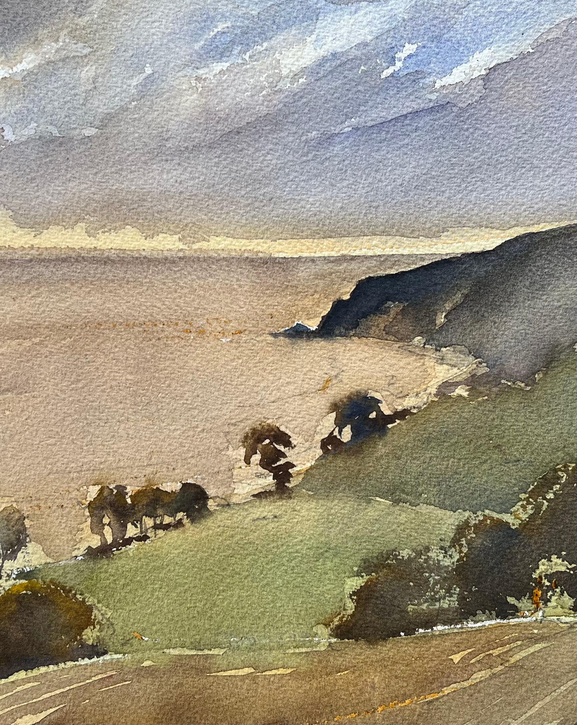 Acuarela impresionista británica de paisaje costero de colinas ondulantes al atardecer - Landscape Painting Marrón de Anthony Avery