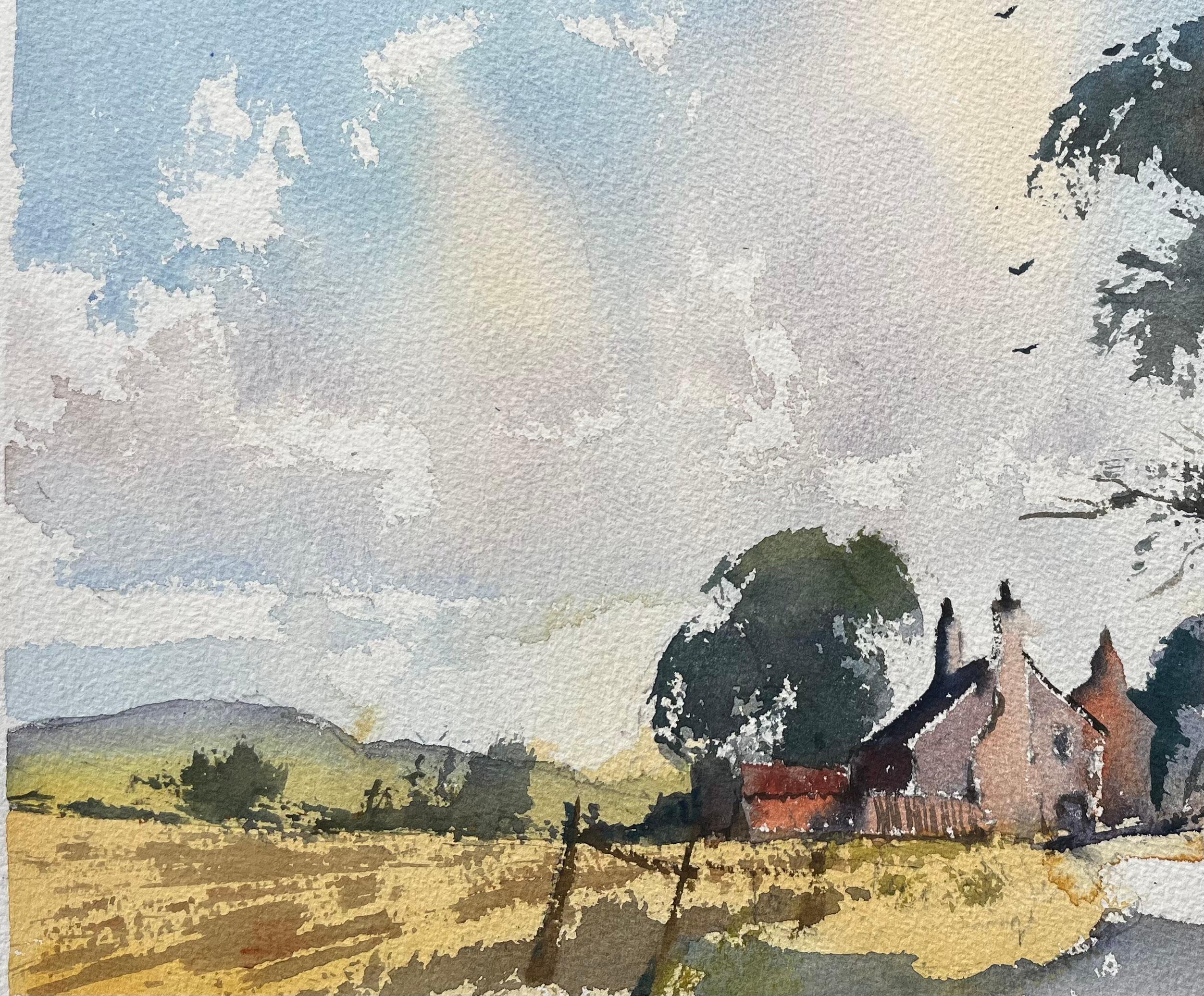 Aquarelle impressionniste britannique représentant un cottage de campagne avec des champs vallonnés - Gris Landscape Painting par Anthony Avery