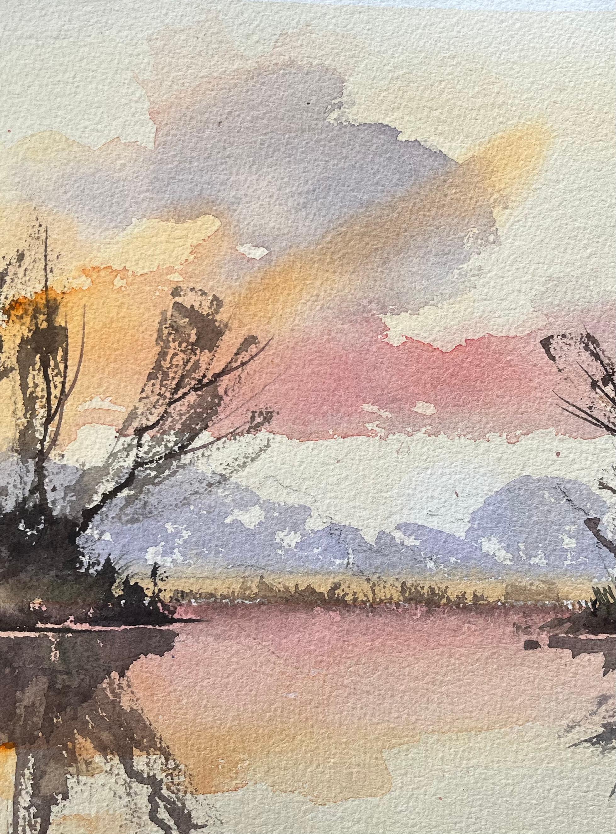Acquerello impressionista britannico con riflessi crepuscolari su un lago tranquillo - Landscape Painting Beige di Anthony Avery