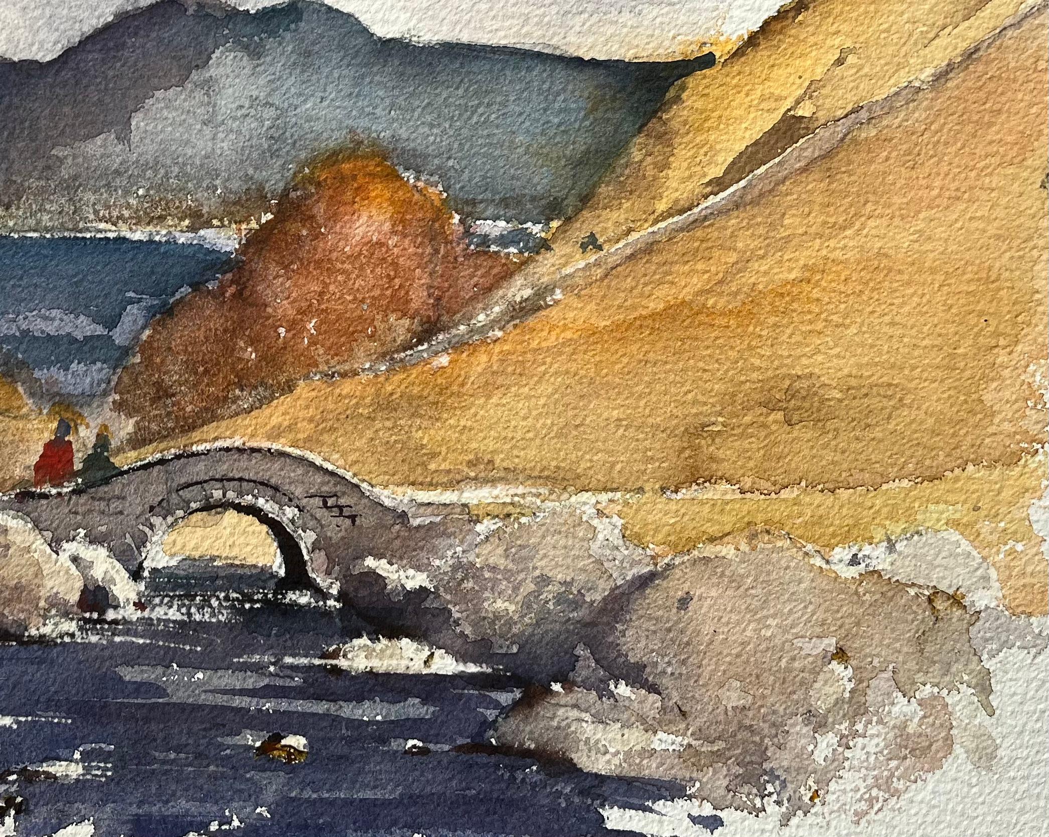 Titel: Aquarell eines britischen Impressionisten mit Hochlandlandschaft, Steinbrücke und Fluss
von Anthony Avery (Brite 1946-2023)
Original-Aquarell auf Künstlerpapier, ungerahmt
Abmessungen: 11 x 15,5 Zoll (Höhe x Breite)
Zustand: Gut, mit leichten