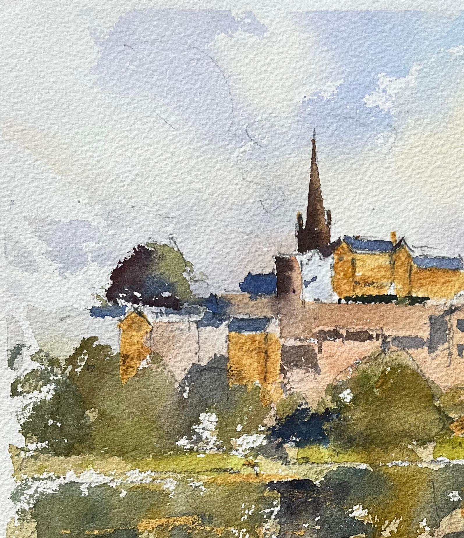 Aquarelle impressionniste britannique d'un village et d'une église de Hilltop Village avec reflets - Gris Landscape Painting par Anthony Avery