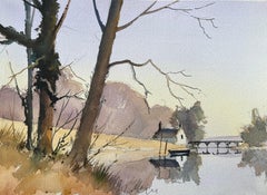 Acquerello impressionista britannico di un paesaggio con casetta sul fiume e alberi