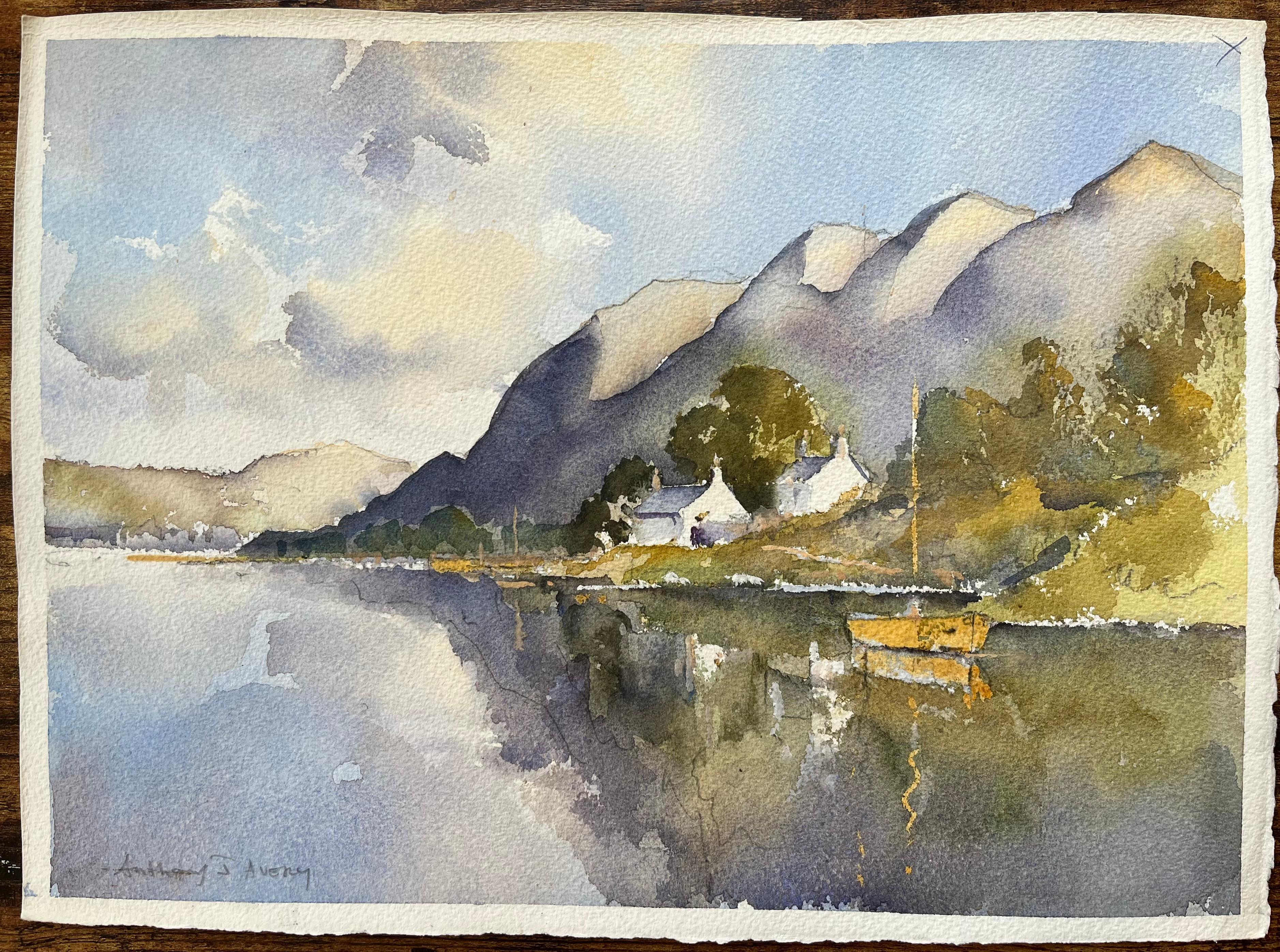Britisches impressionistisches Aquarell von Lochside-Häusern mit Reflexionen auf Wasser, British Impressionismus – Painting von Anthony Avery