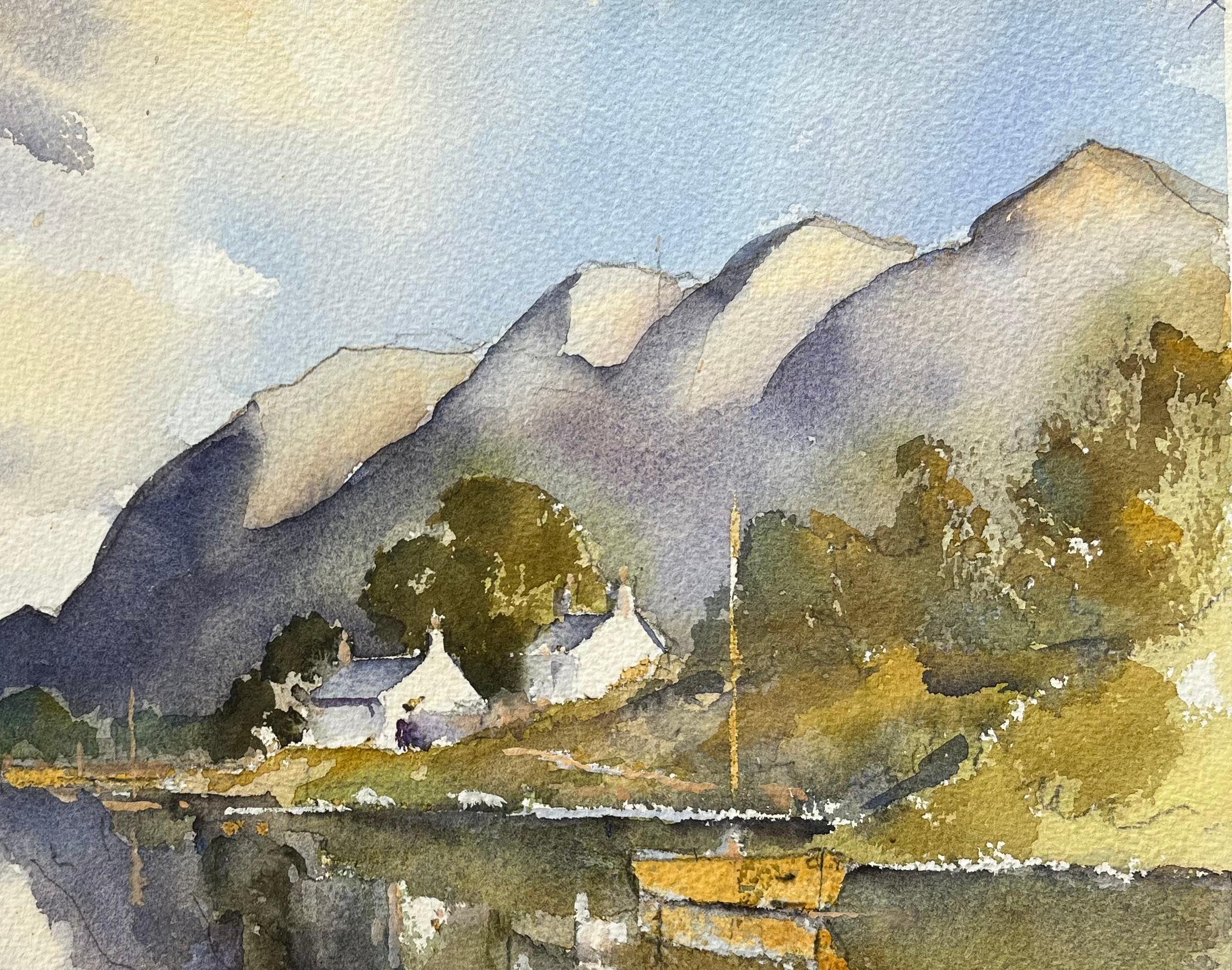 Britisches impressionistisches Aquarell von Lochside-Häusern mit Reflexionen auf Wasser, British Impressionismus (Grau), Landscape Painting, von Anthony Avery