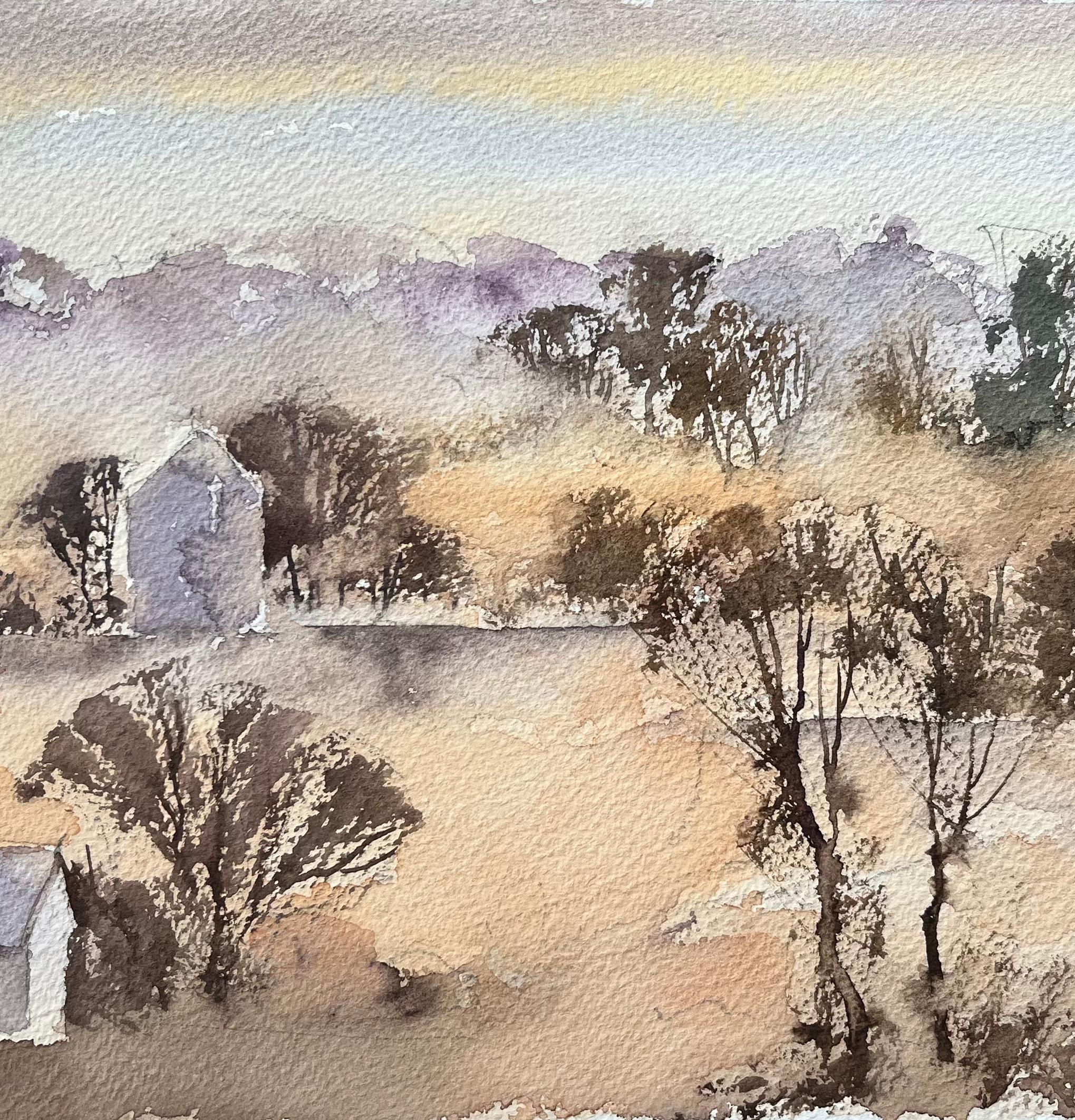 Britischer Impressionist Aquarell von nebligen Morgen Landschaft mit fernen Häusern (Beige), Landscape Painting, von Anthony Avery
