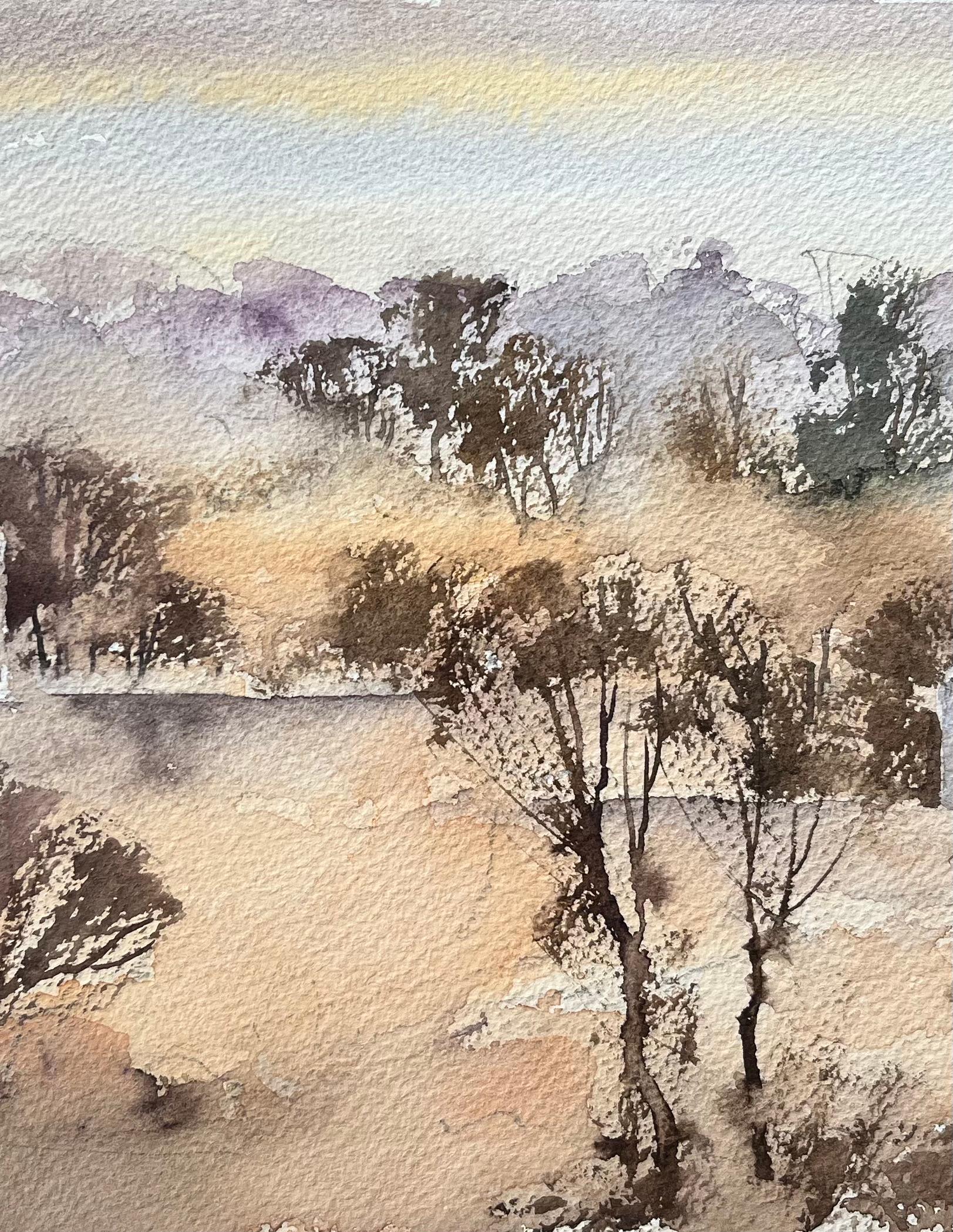 Titel: Britischer Impressionist Aquarell einer nebligen Morgenlandschaft mit weit entfernten Häusern
von Anthony Avery (Brite 1946-2023)
Original-Aquarell auf Künstlerpapier, ungerahmt
Abmessungen: 9 x 15,5 Zoll (Höhe x Breite)
Zustand: Gut, mit