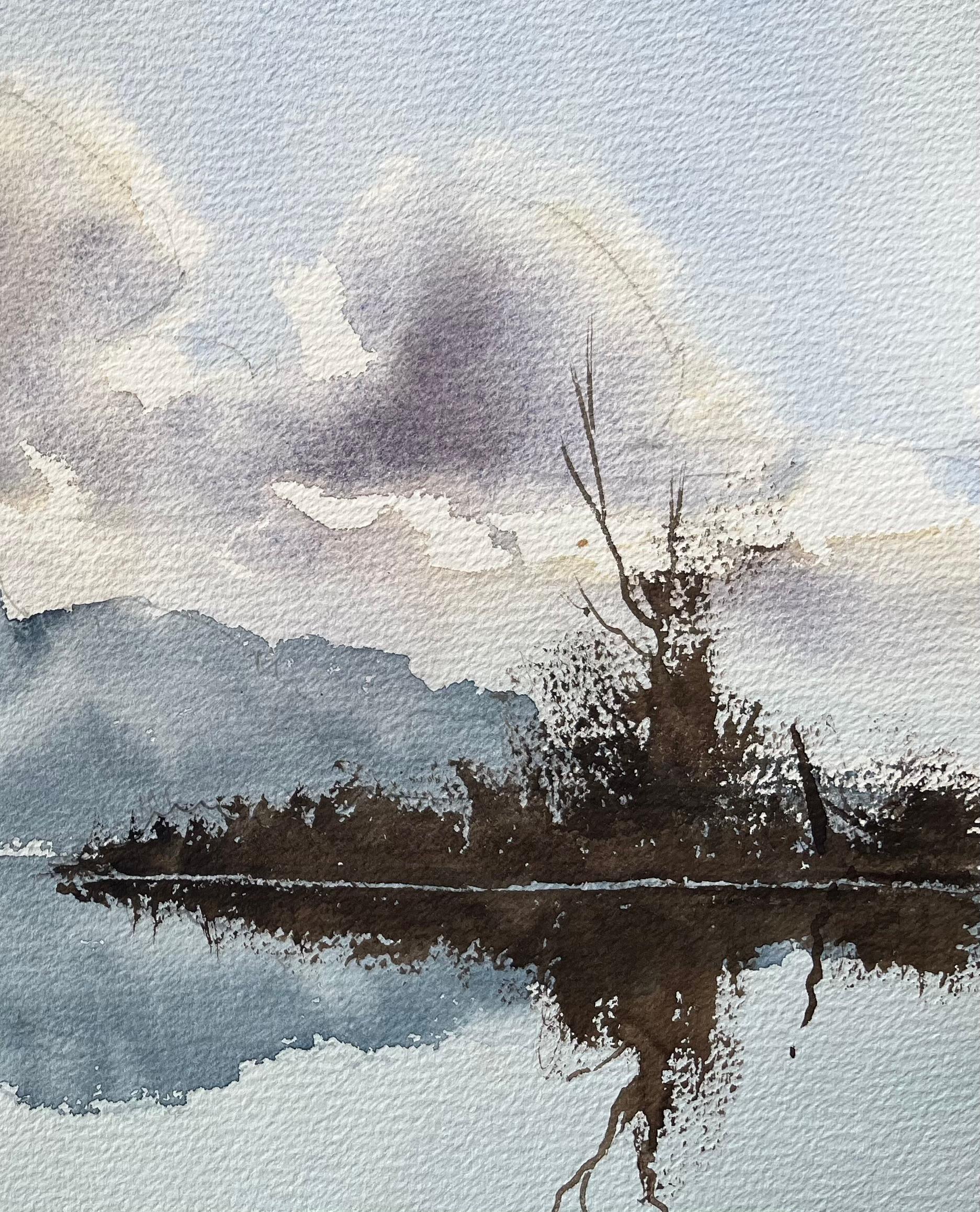 Britisches impressionistisches Aquarell des britischen Impressionismus, Misty Reflection mit Spire Silhouette (Grau), Landscape Painting, von Anthony Avery