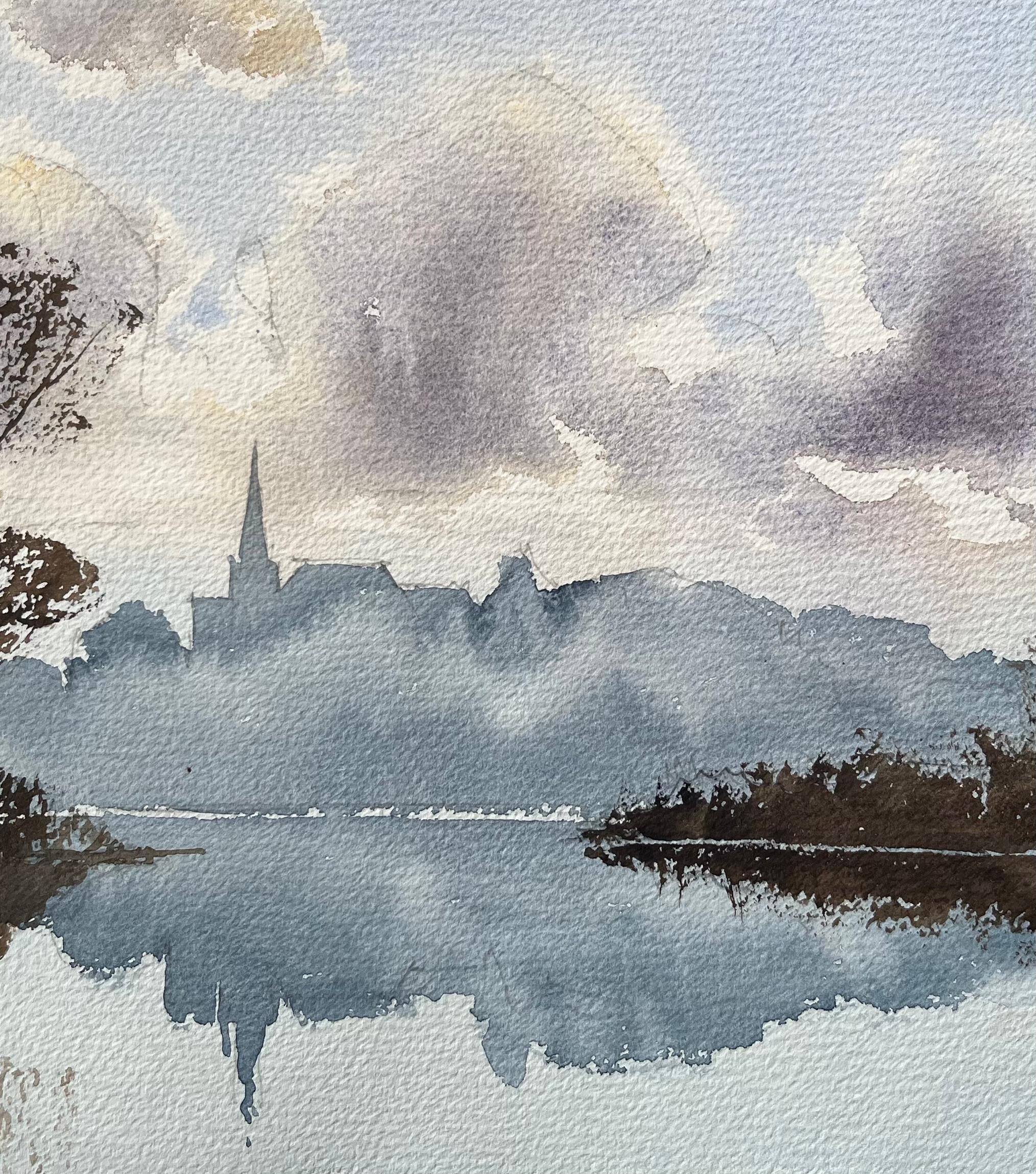 Titel: Britischer Impressionist Aquarell der nebligen Reflexion mit Spire Silhouette
von Anthony Avery (Brite 1946-2023)
Original-Aquarell auf Künstlerpapier, ungerahmt
Abmessungen: 11 x 15,25 Zoll (Höhe x Breite)
Zustand: Gut, mit leichten