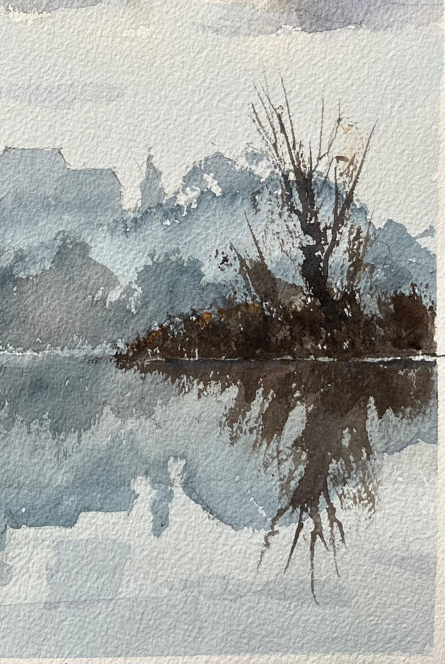 Britisches impressionistisches Aquarell des britischen Impressionismus von Misty Riverside mit Kirchenreflexion (Grau), Landscape Painting, von Anthony Avery