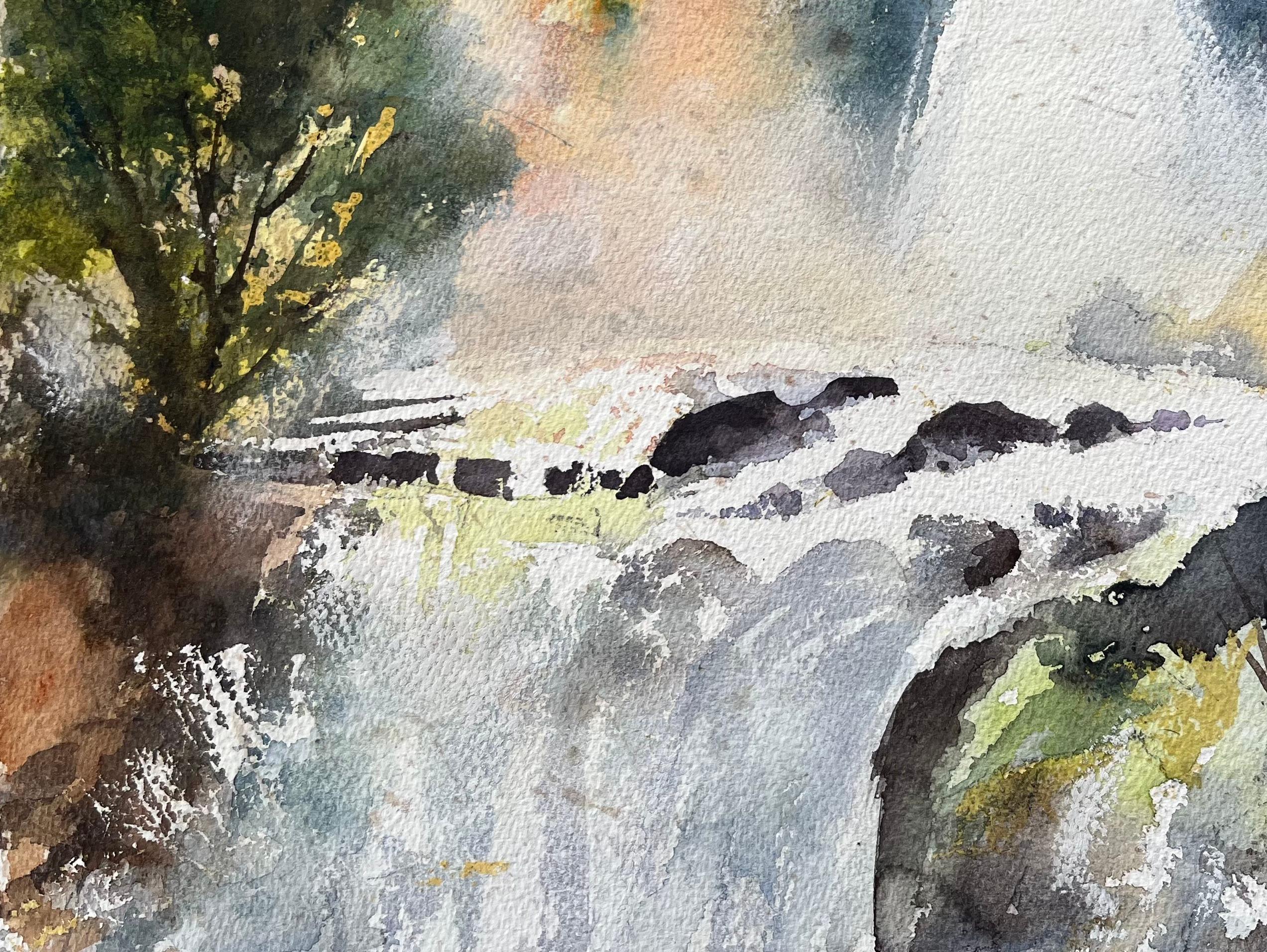 Acuarela impresionista británica de una cascada brumosa al amanecer - Landscape Painting Gris de Anthony Avery