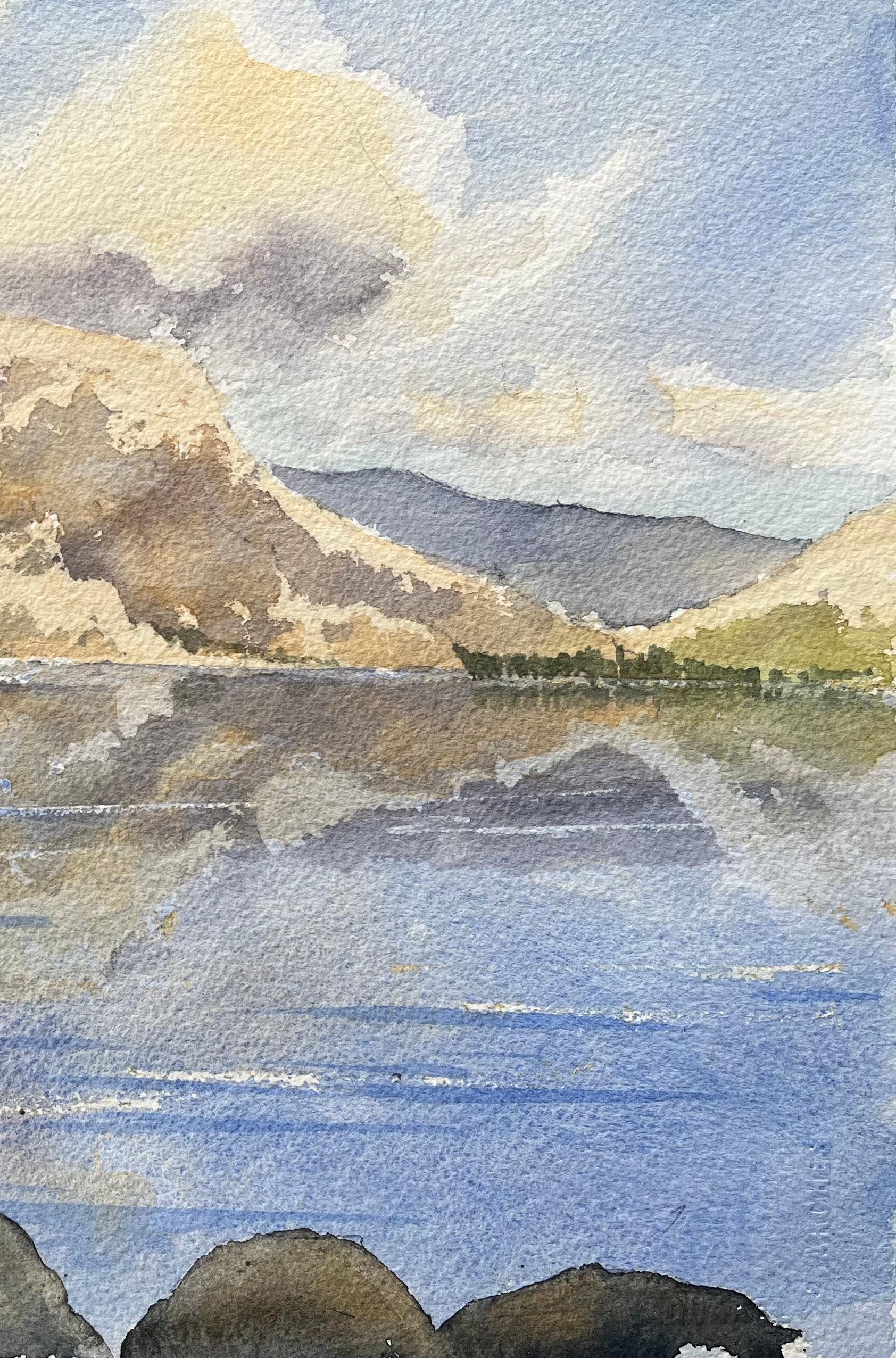 Acuarela impresionista británica de lago de montaña con reflejos - Painting Impresionista de Anthony Avery