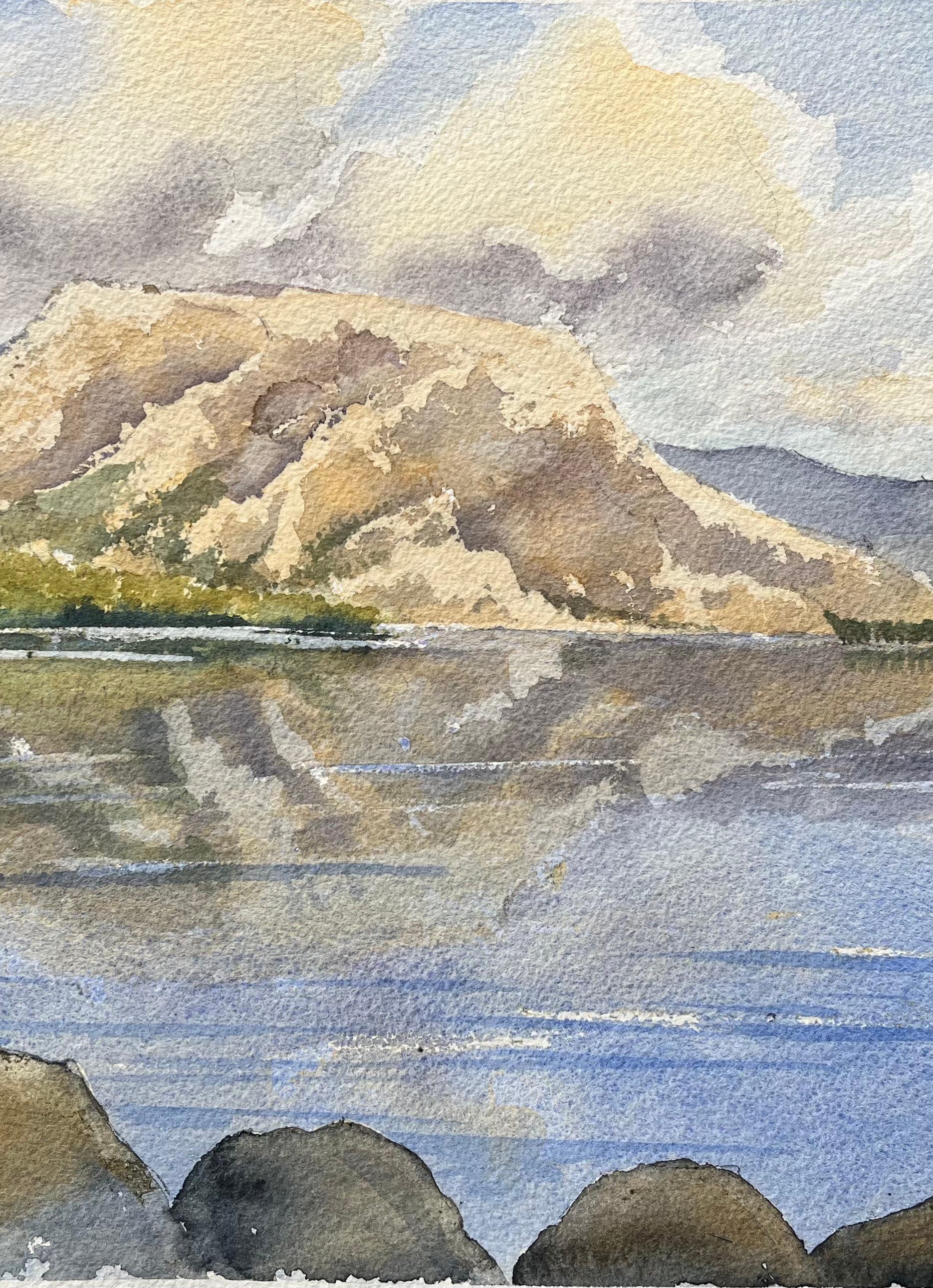 Acuarela impresionista británica de lago de montaña con reflejos - Landscape Painting Gris de Anthony Avery