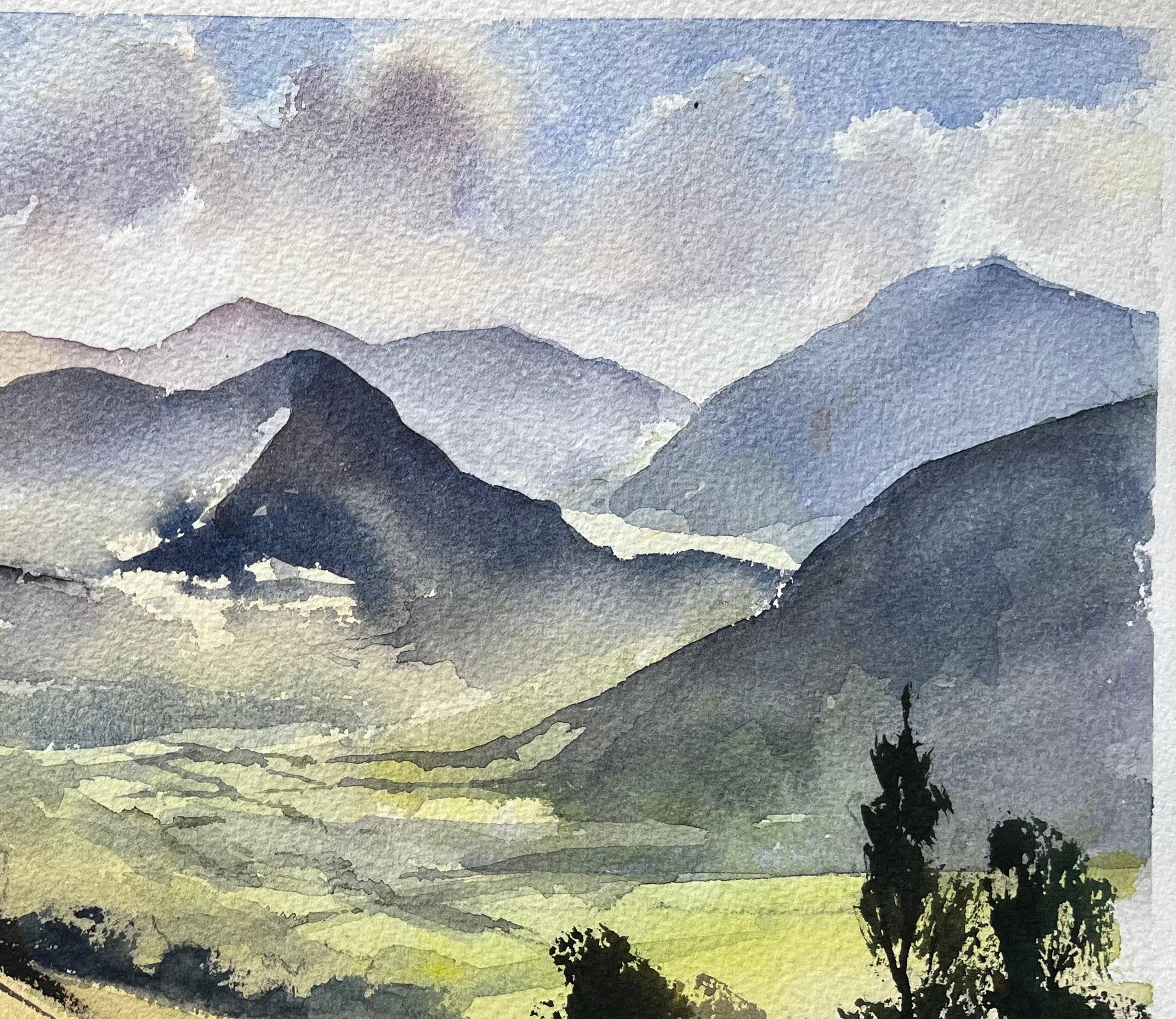 Acuarela impresionista británica de paisaje de valle montañoso - Landscape Painting Beige de Anthony Avery
