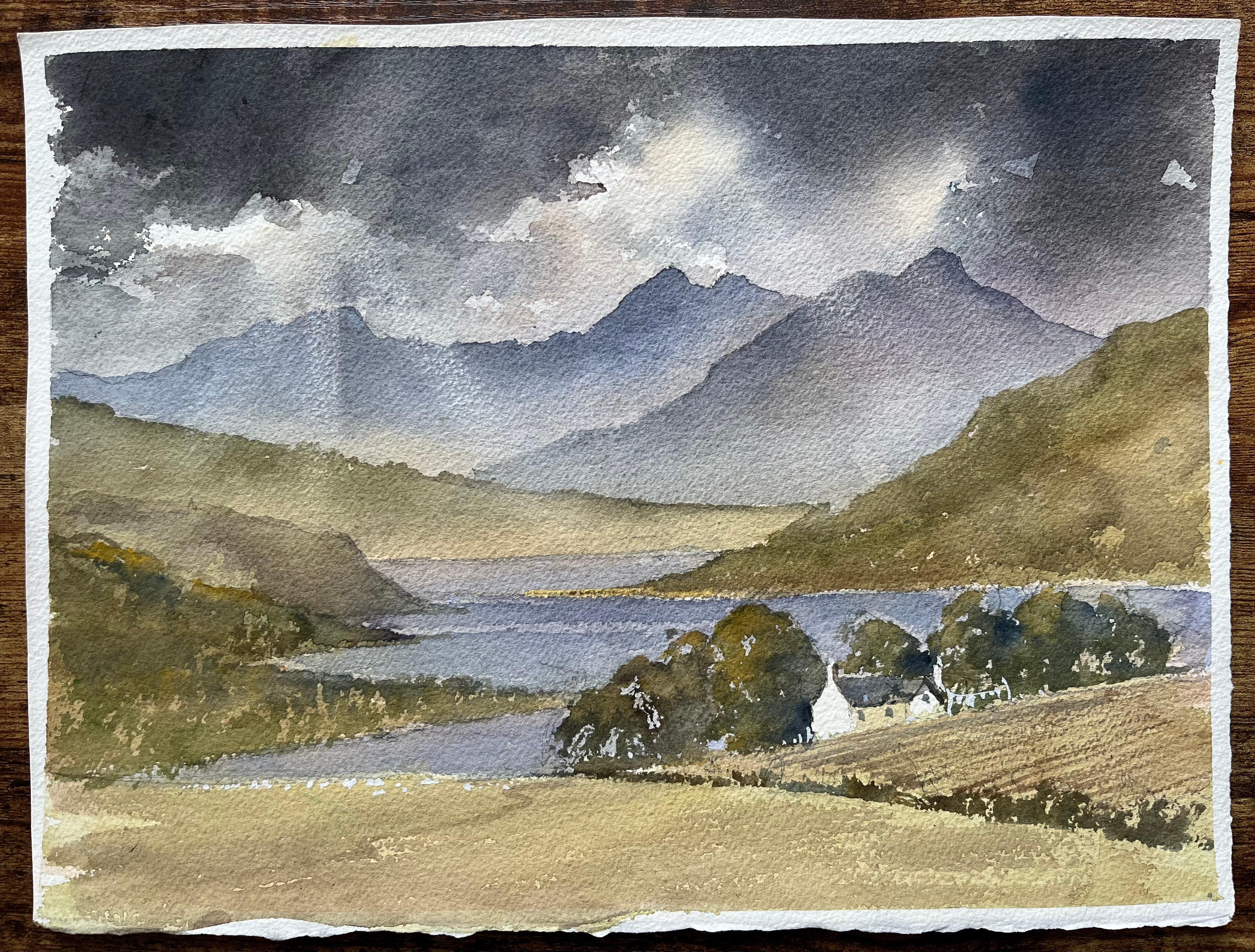 Aquarelle impressionniste britannique d'un paysage montagneux avec lac et cottage - Painting de Anthony Avery