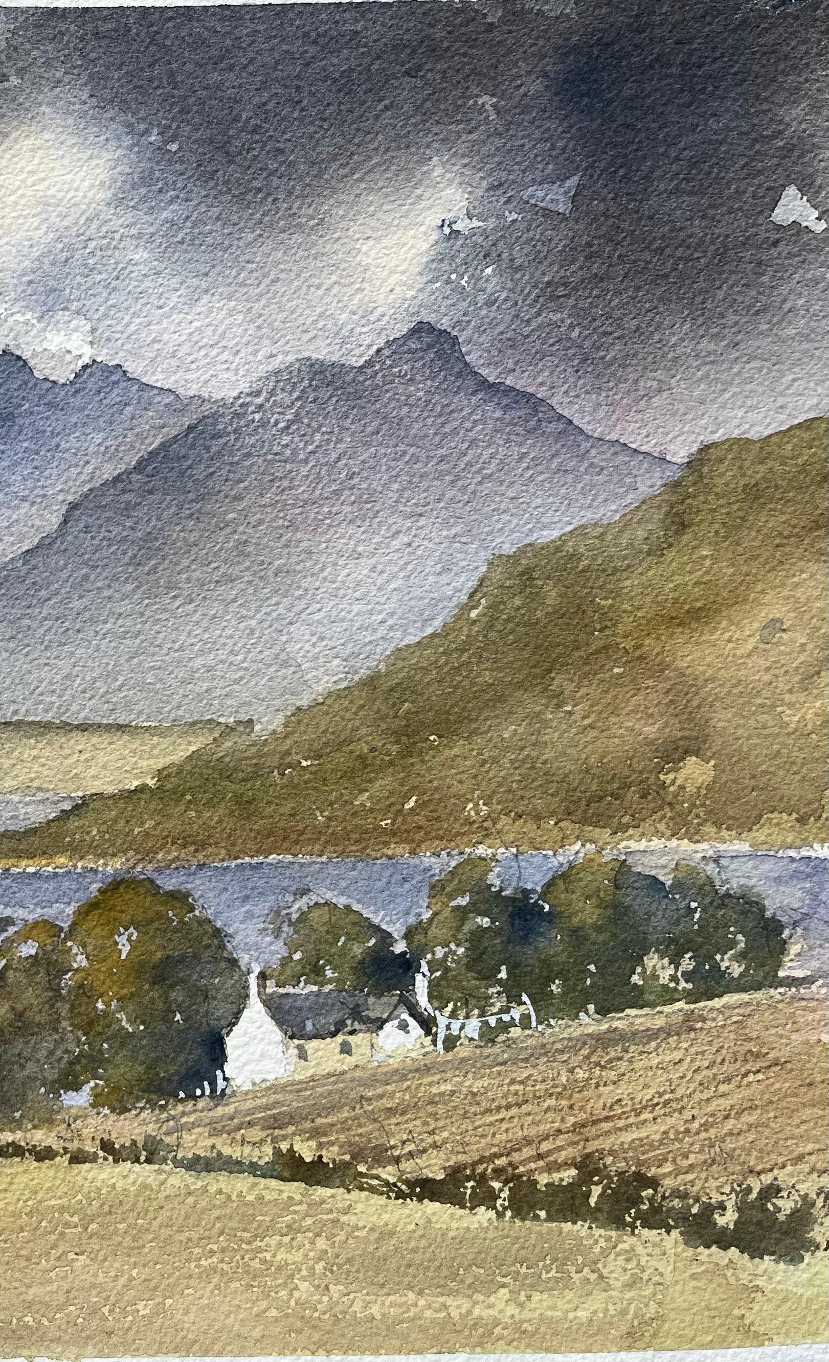 Aquarelle impressionniste britannique d'un paysage montagneux avec lac et cottage - Impressionnisme Painting par Anthony Avery