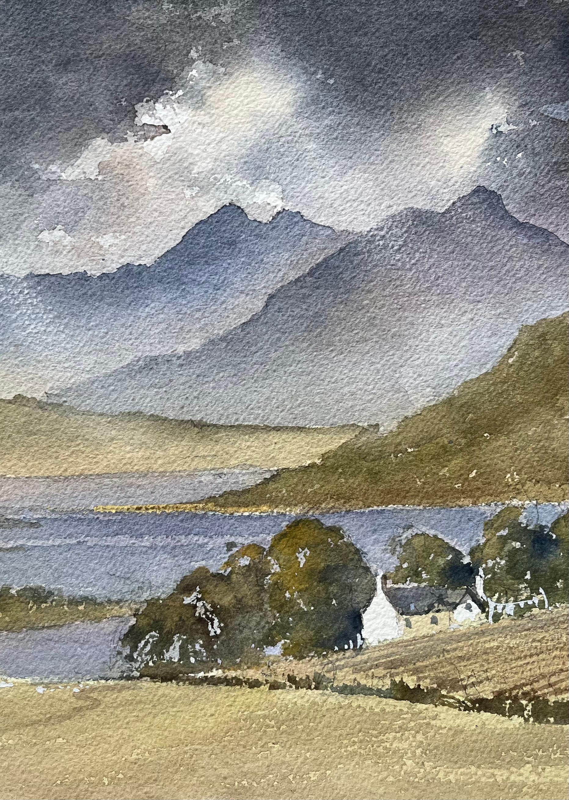Aquarelle impressionniste britannique d'un paysage montagneux avec lac et cottage - Gris Landscape Painting par Anthony Avery