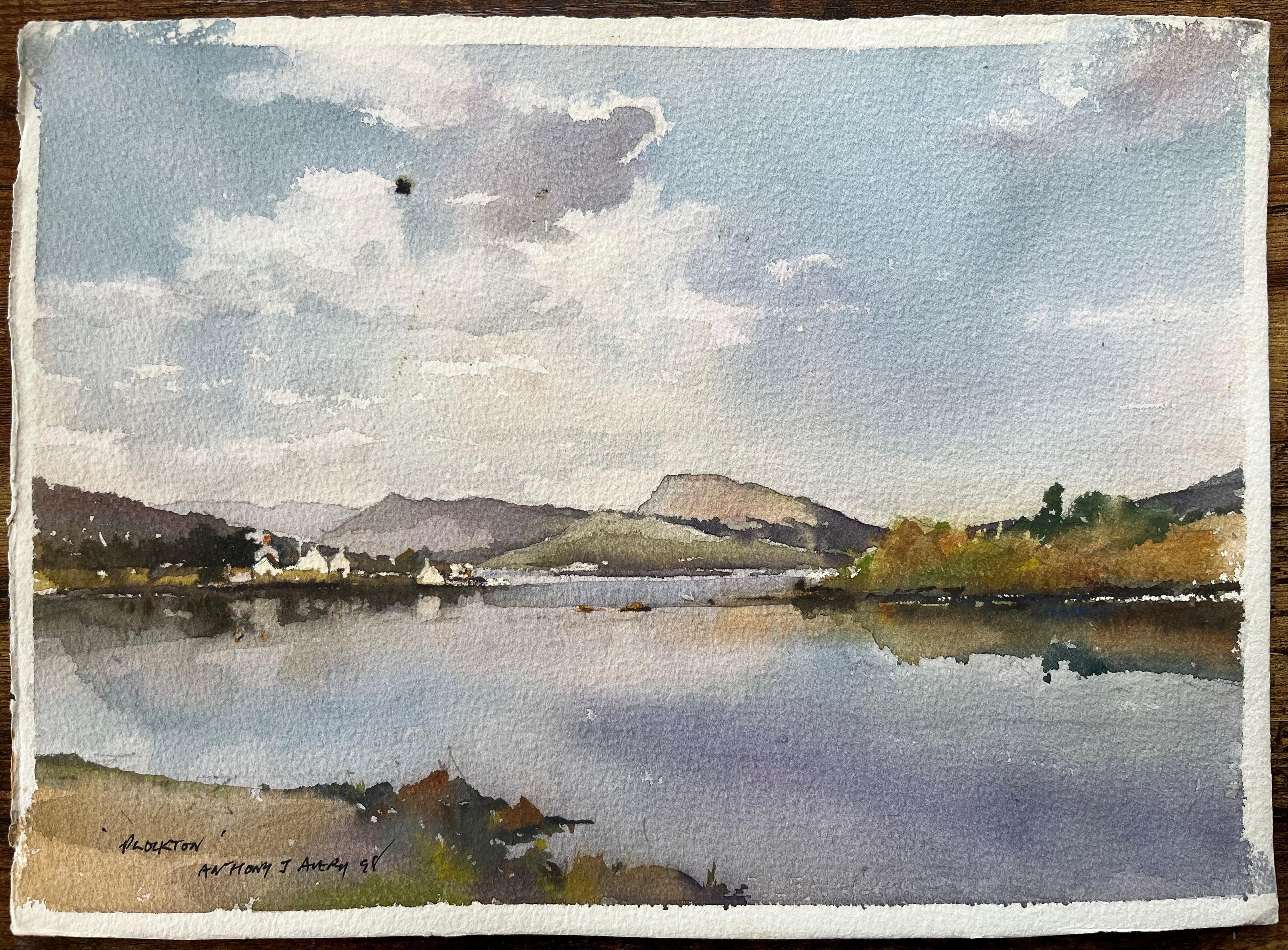 Acquerello impressionista britannico di Riflessi di Plockton, Highlands scozzesi - Painting di Anthony Avery