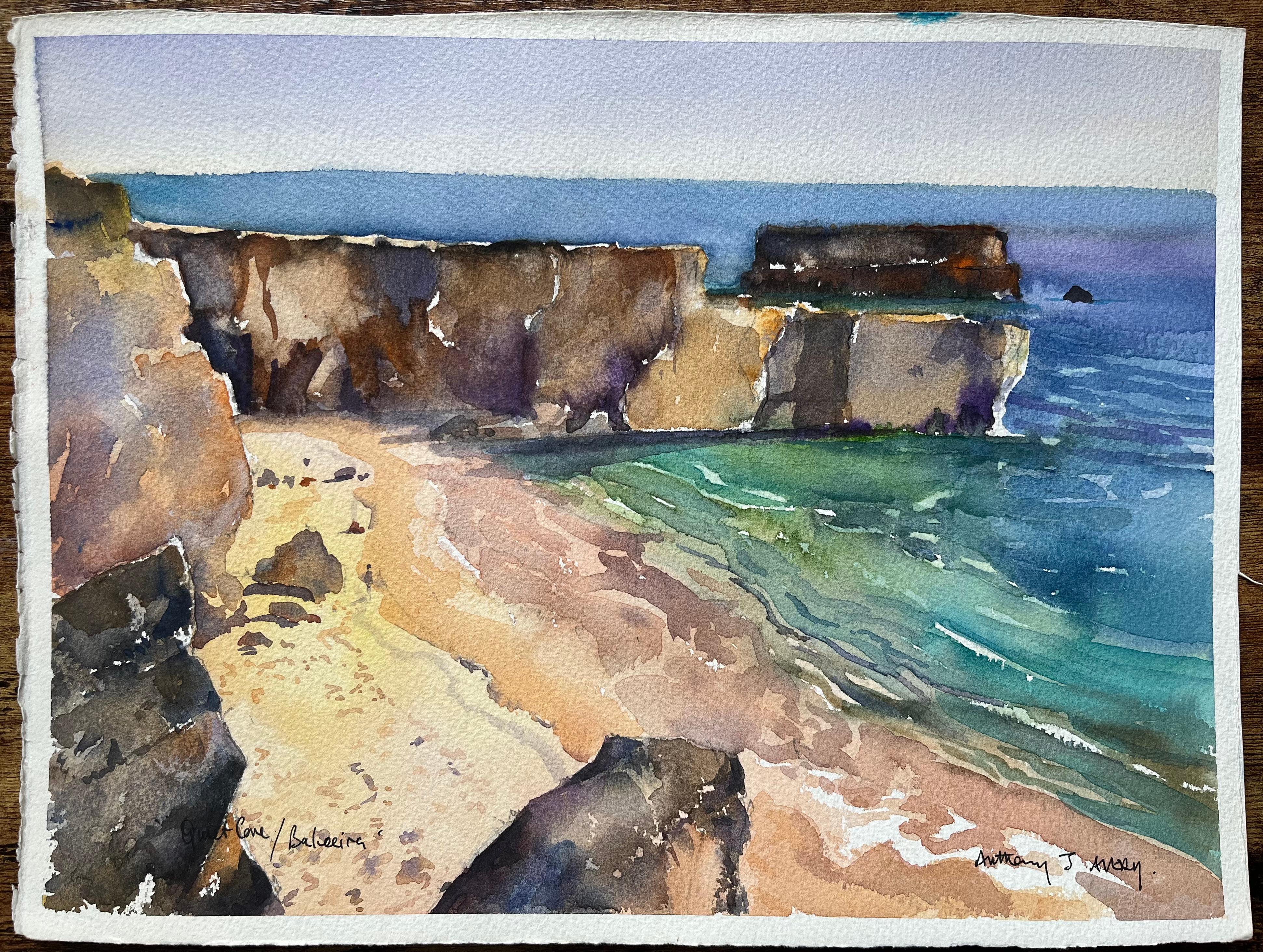 Acuarela impresionista británica de Cala tranquila en Praia da Baleeira, Portugal - Painting de Anthony Avery