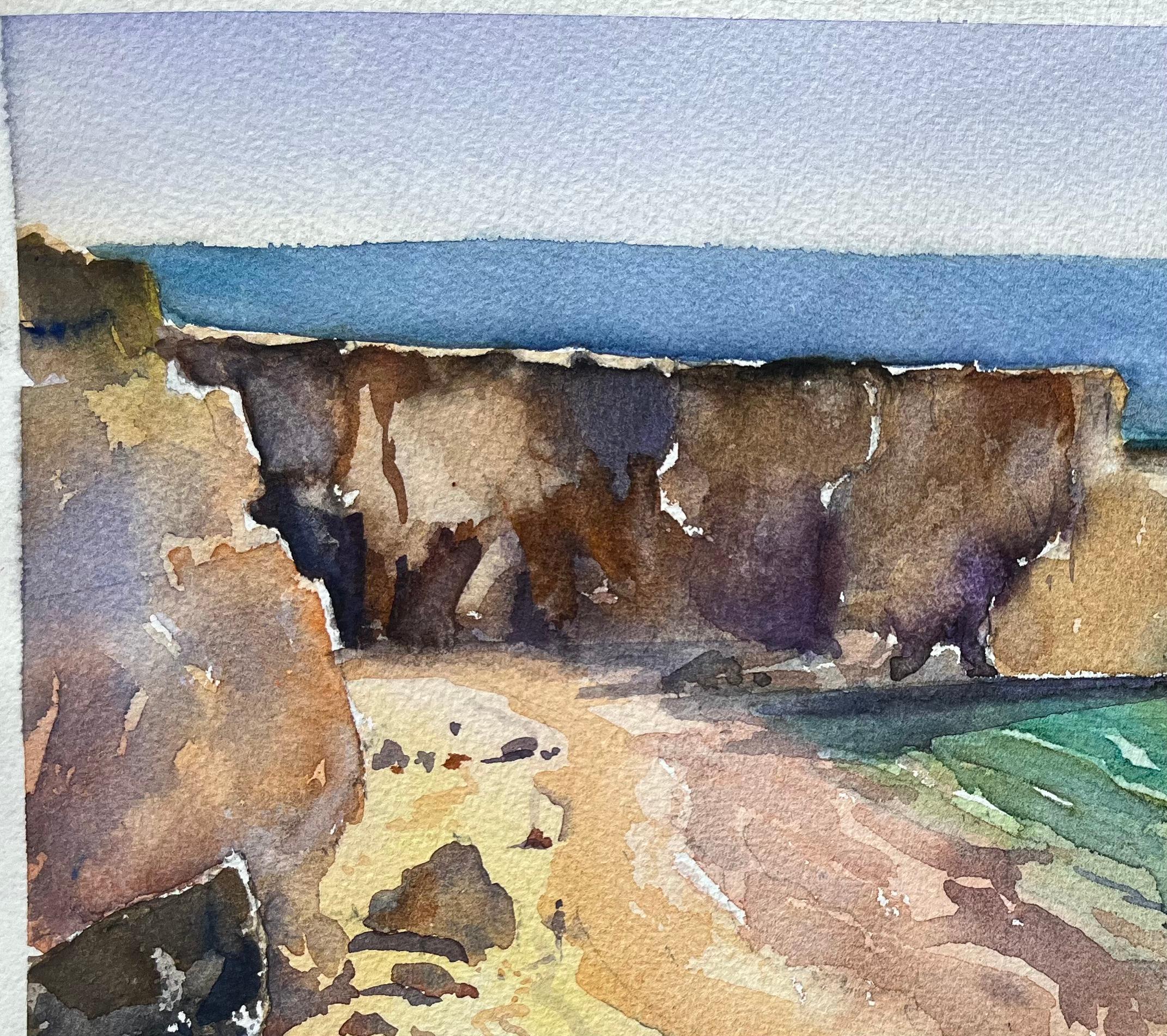 Acuarela impresionista británica de Cala tranquila en Praia da Baleeira, Portugal - Landscape Painting Gris de Anthony Avery