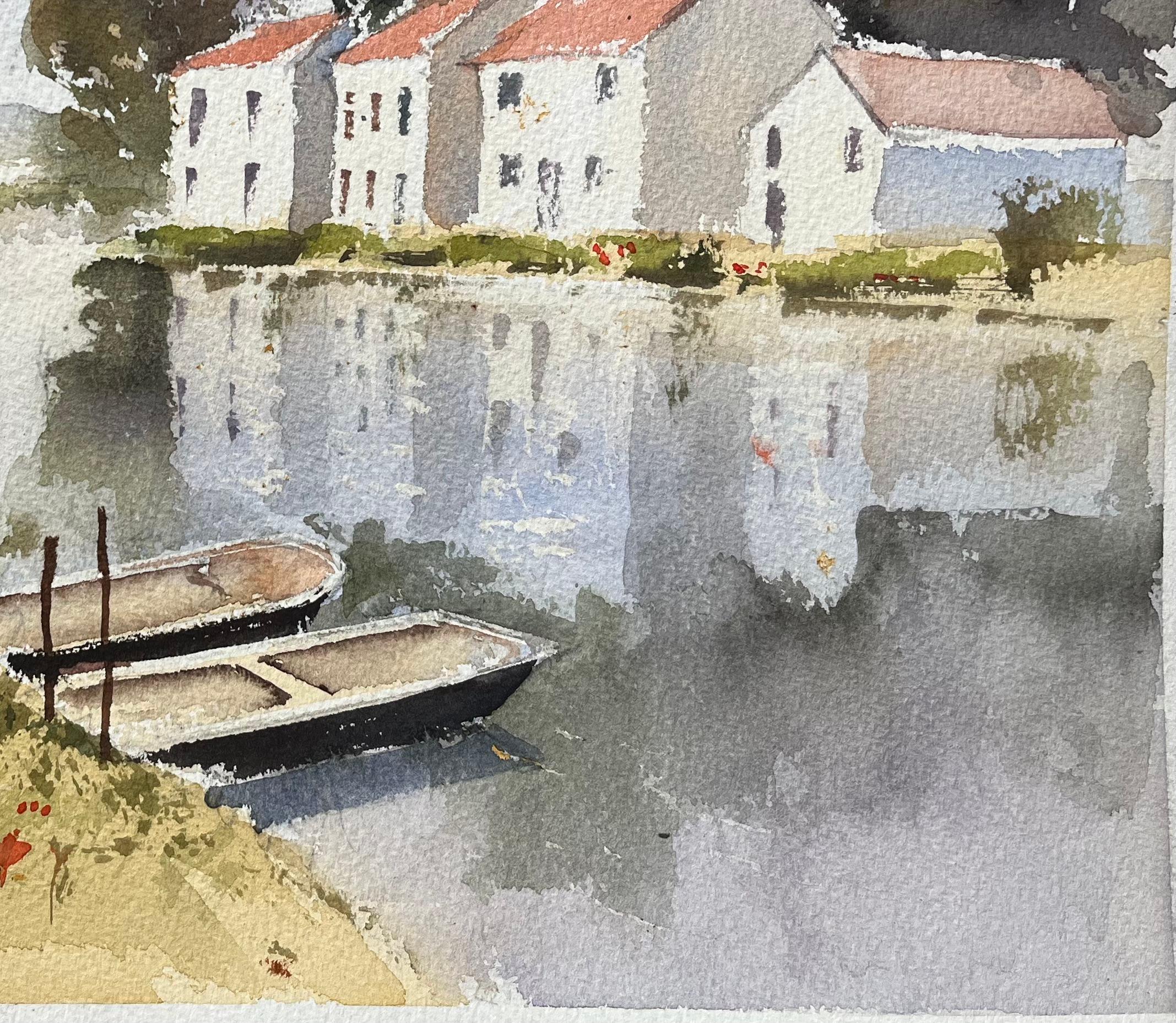 Acuarela impresionista británica de casitas ribereñas con barcas - Landscape Painting Gris de Anthony Avery