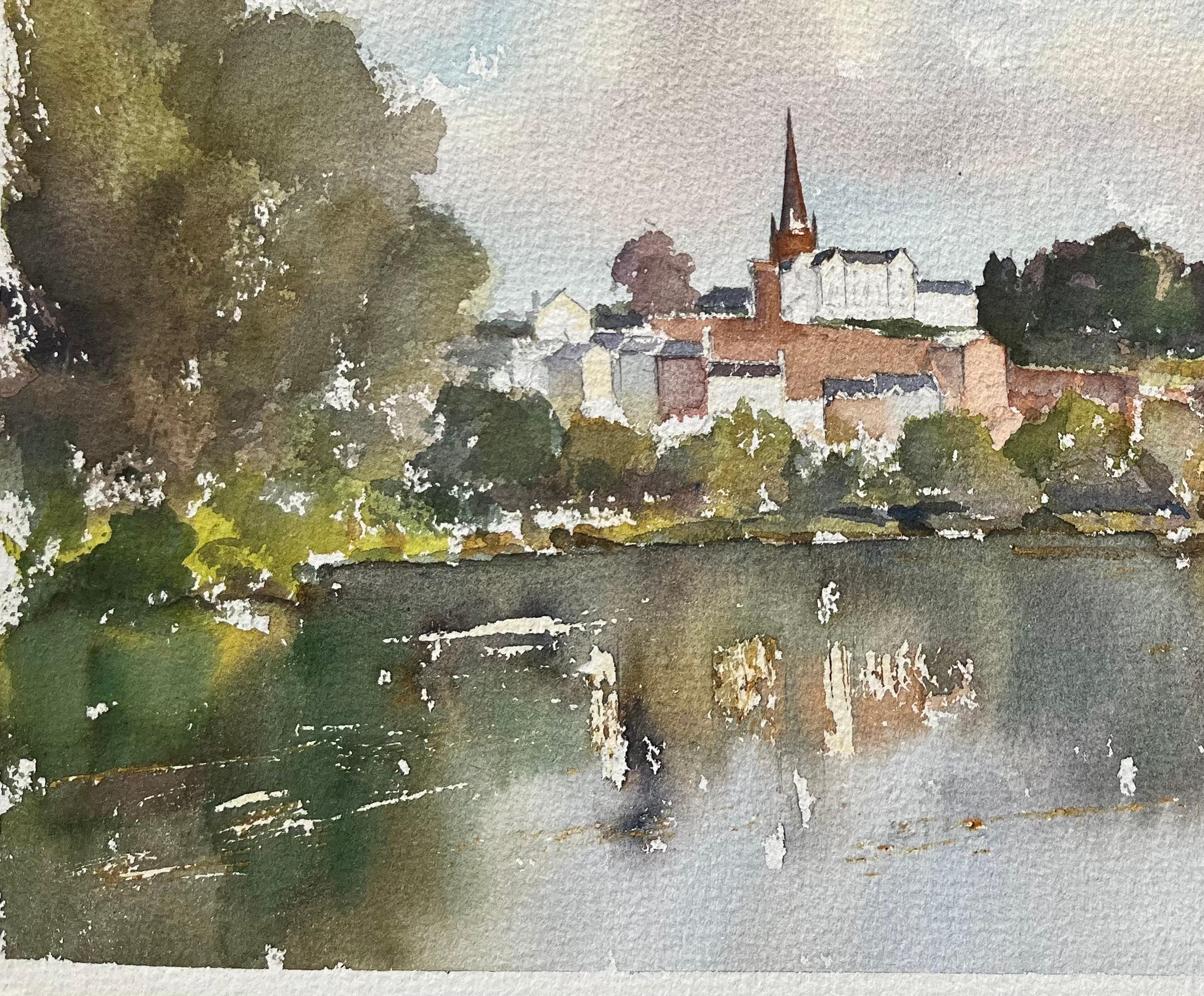 Acuarela impresionista británica de pueblo ribereño con aguja de iglesia - Landscape Painting Gris de Anthony Avery