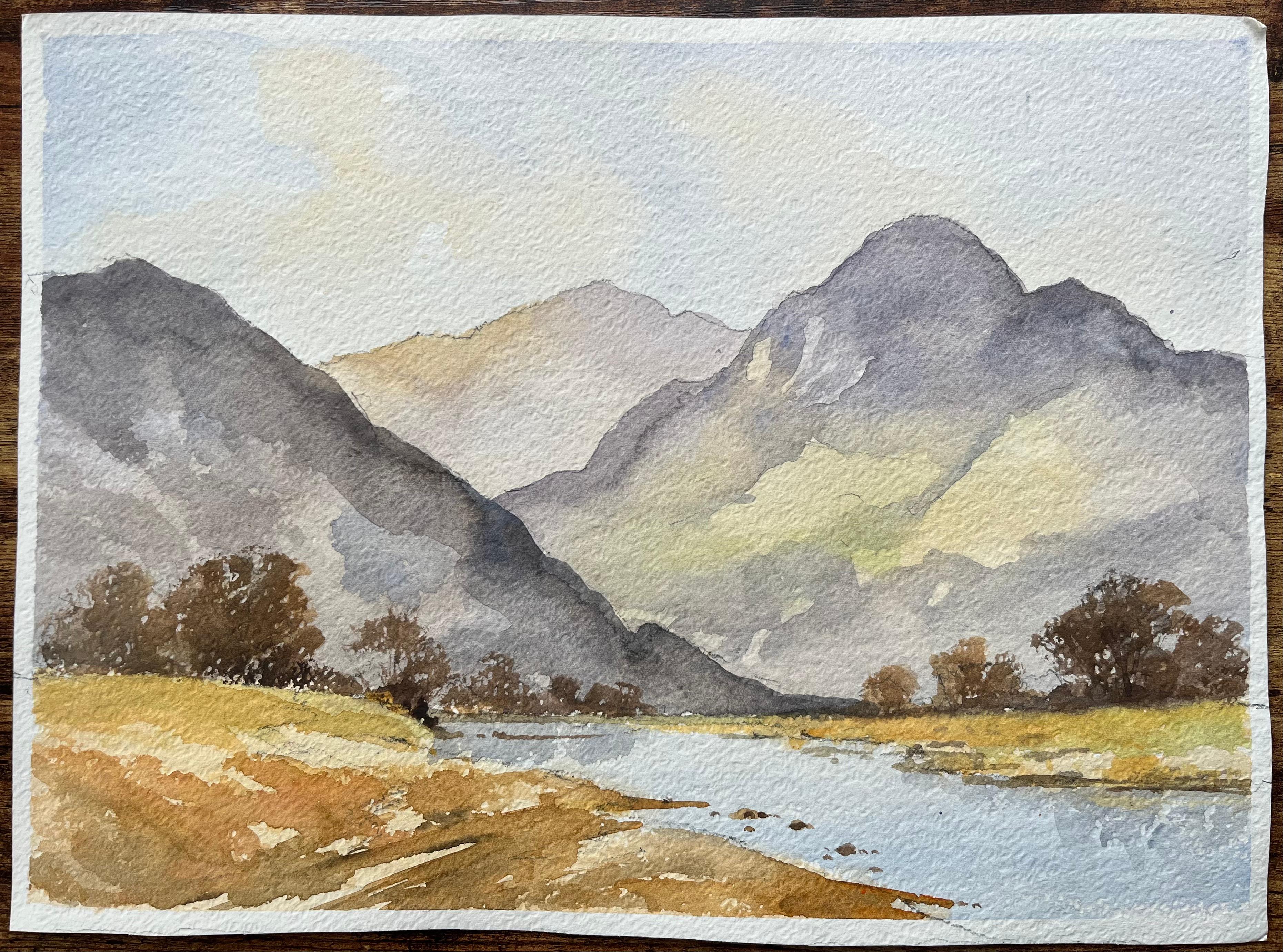Aquarelle impressionniste britannique d'un paysage de montagnes accidentées avec une rivière Calm - Painting de Anthony Avery