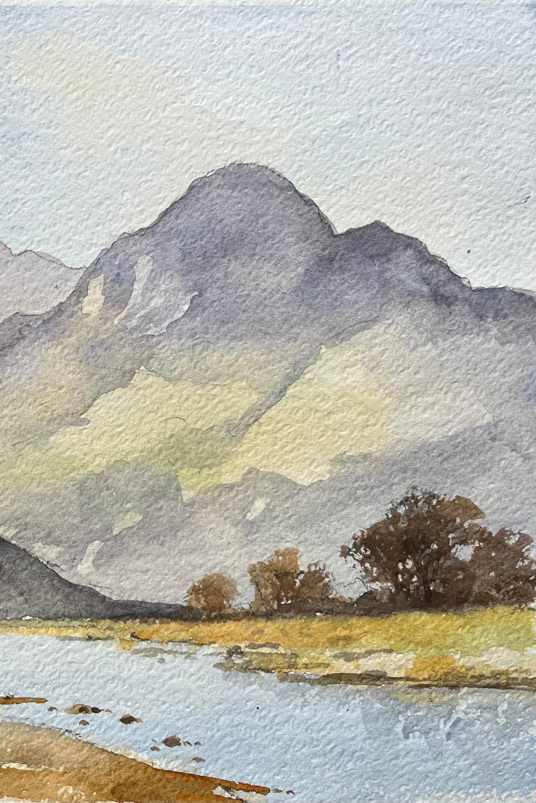 Aquarelle impressionniste britannique d'un paysage de montagnes accidentées avec une rivière Calm - Impressionnisme Painting par Anthony Avery