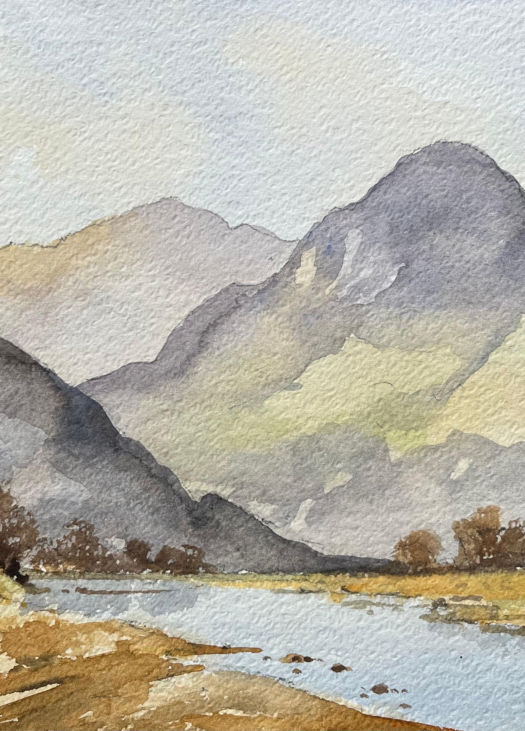 Aquarelle impressionniste britannique d'un paysage de montagnes accidentées avec une rivière Calm - Gris Landscape Painting par Anthony Avery