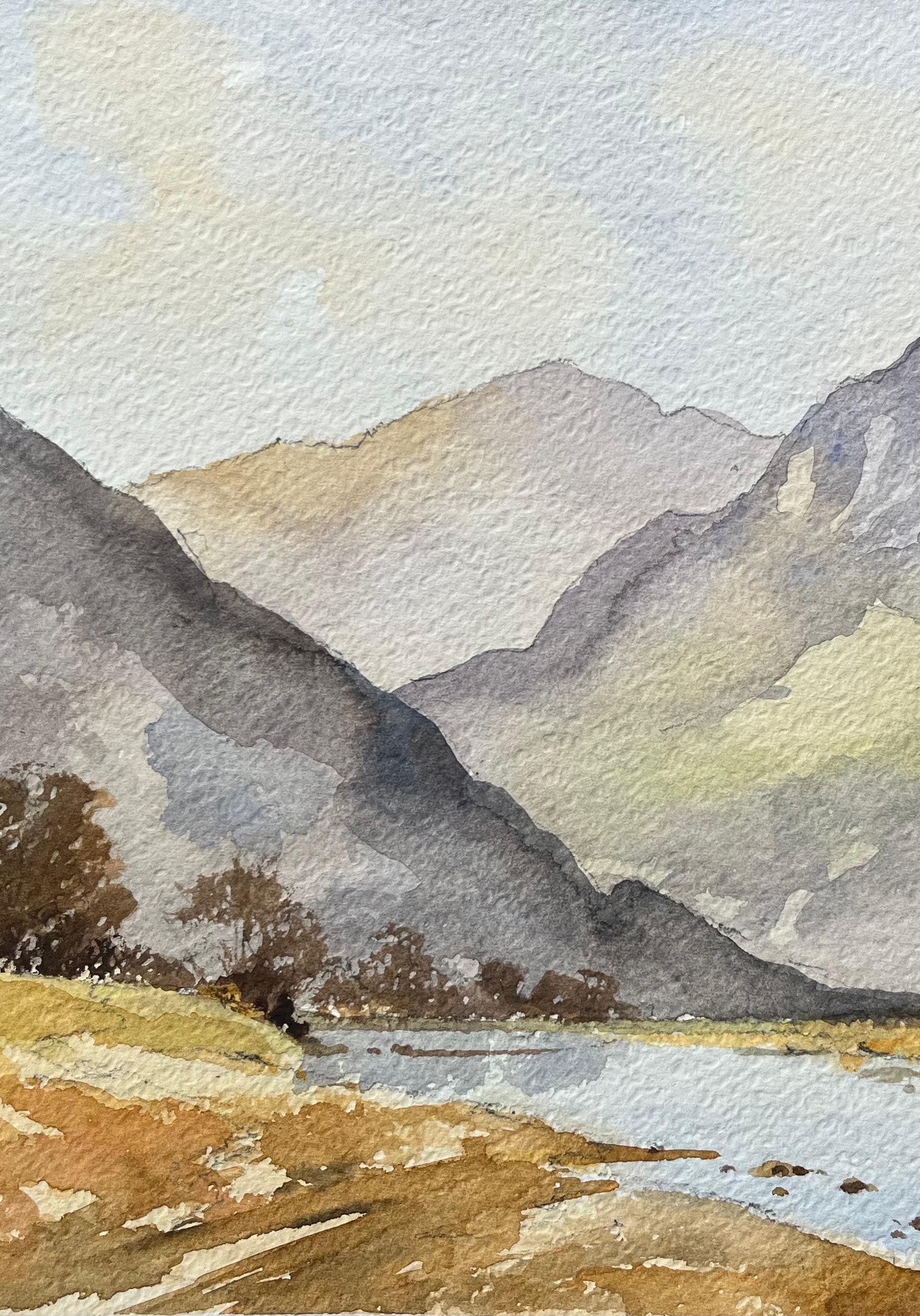 Titre : Aquarelle impressionniste britannique d'un paysage de montagne accidenté avec une rivière calme
par Anthony Avery (britannique 1946-2023)
Aquarelle originale sur papier d'artiste, non encadrée
Dimensions : 11.25 x 15.25 pouces (Hauteur x