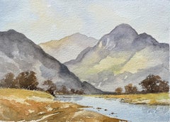 Acquerello impressionista britannico di un aspro paesaggio montano con un fiume calmo