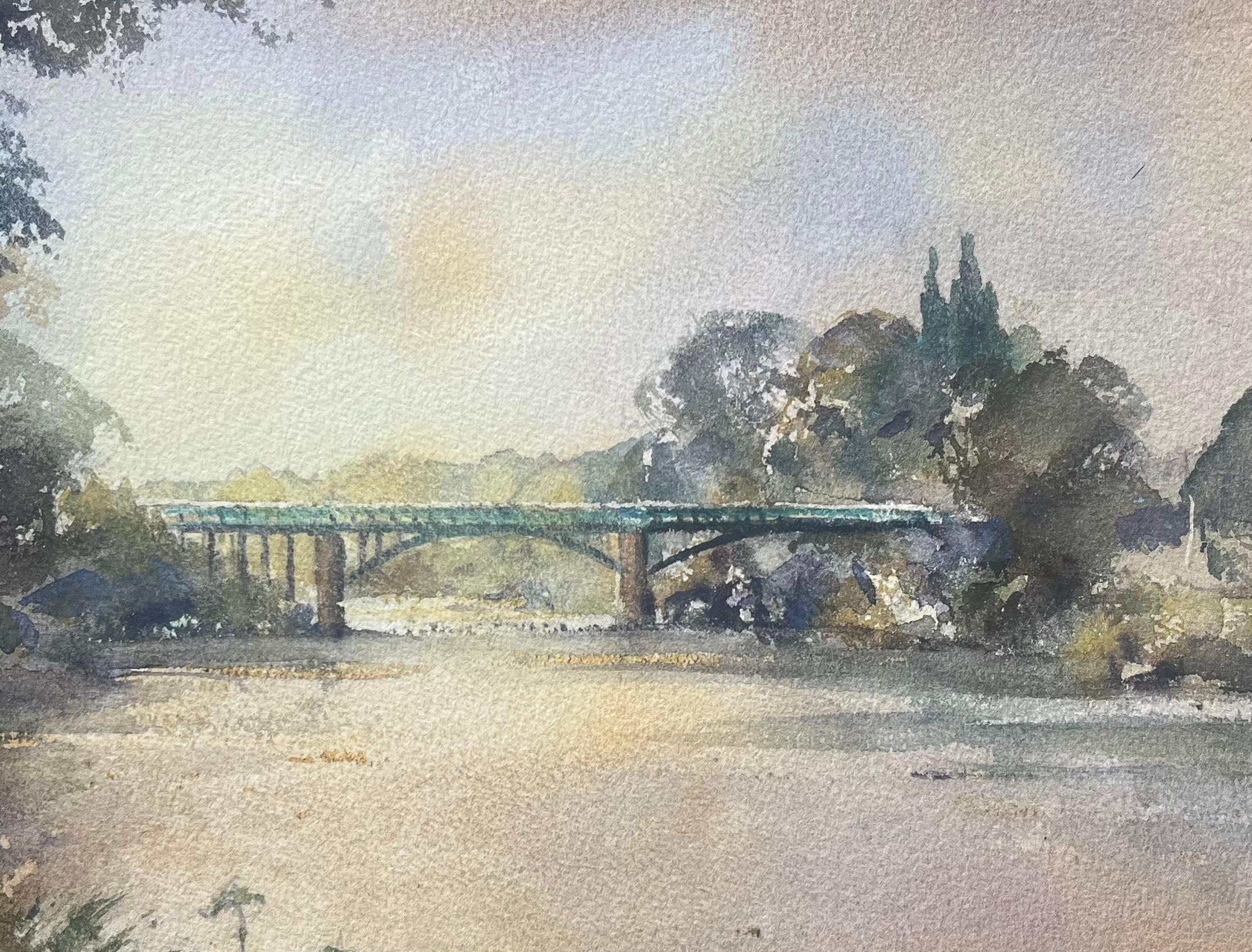 Acuarela impresionista británica de un pintoresco puente junto al río - Landscape Painting Gris de Anthony Avery