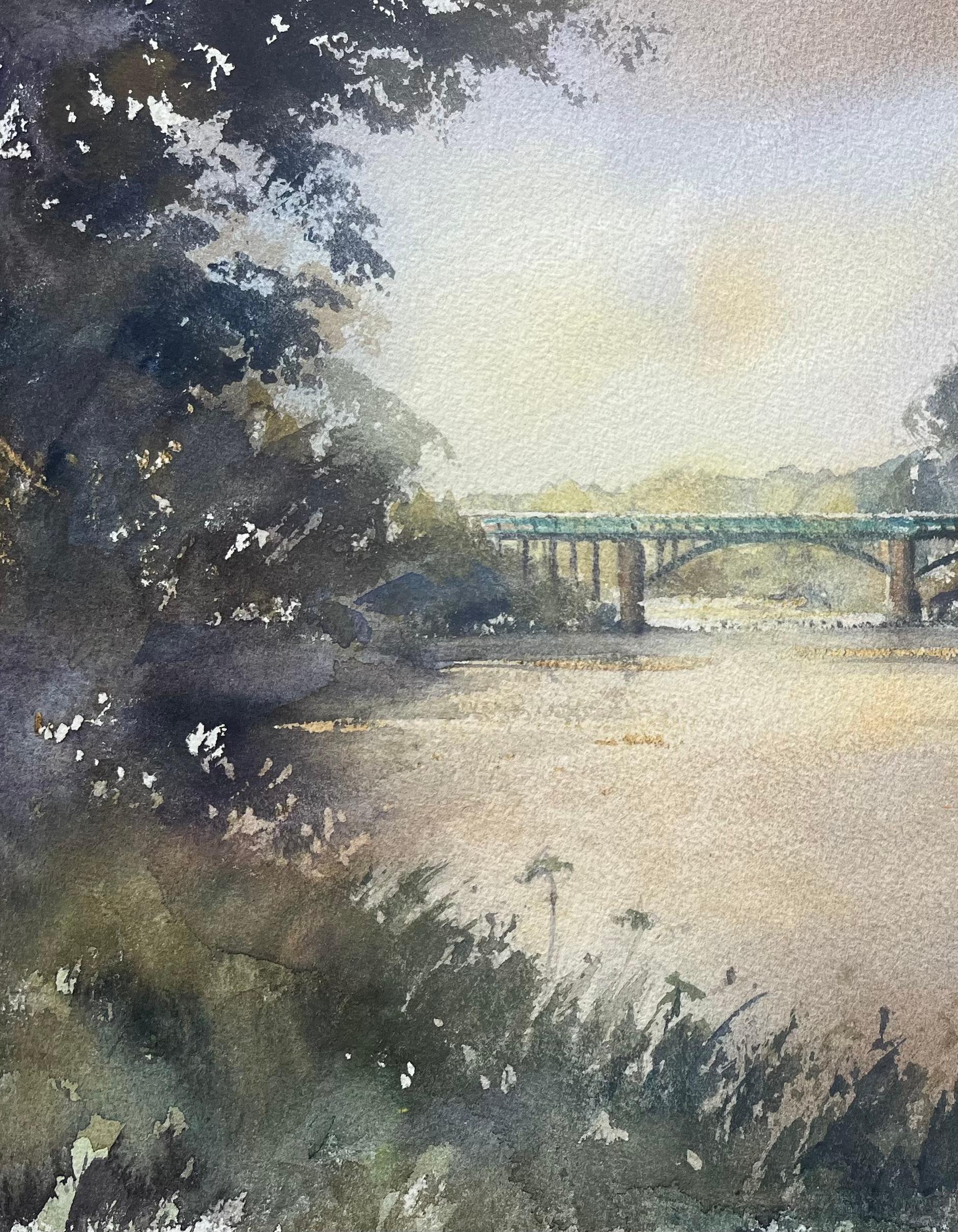 Título: Acuarela impresionista británica de un pintoresco puente junto al río
de Anthony Avery (británico 1946-2023)
acuarela original sobre papel de artista, sin enmarcar
Dimensiones: 11 x 15,25 pulgadas (Alto x Ancho)
Estado: Bueno 
Procedencia: