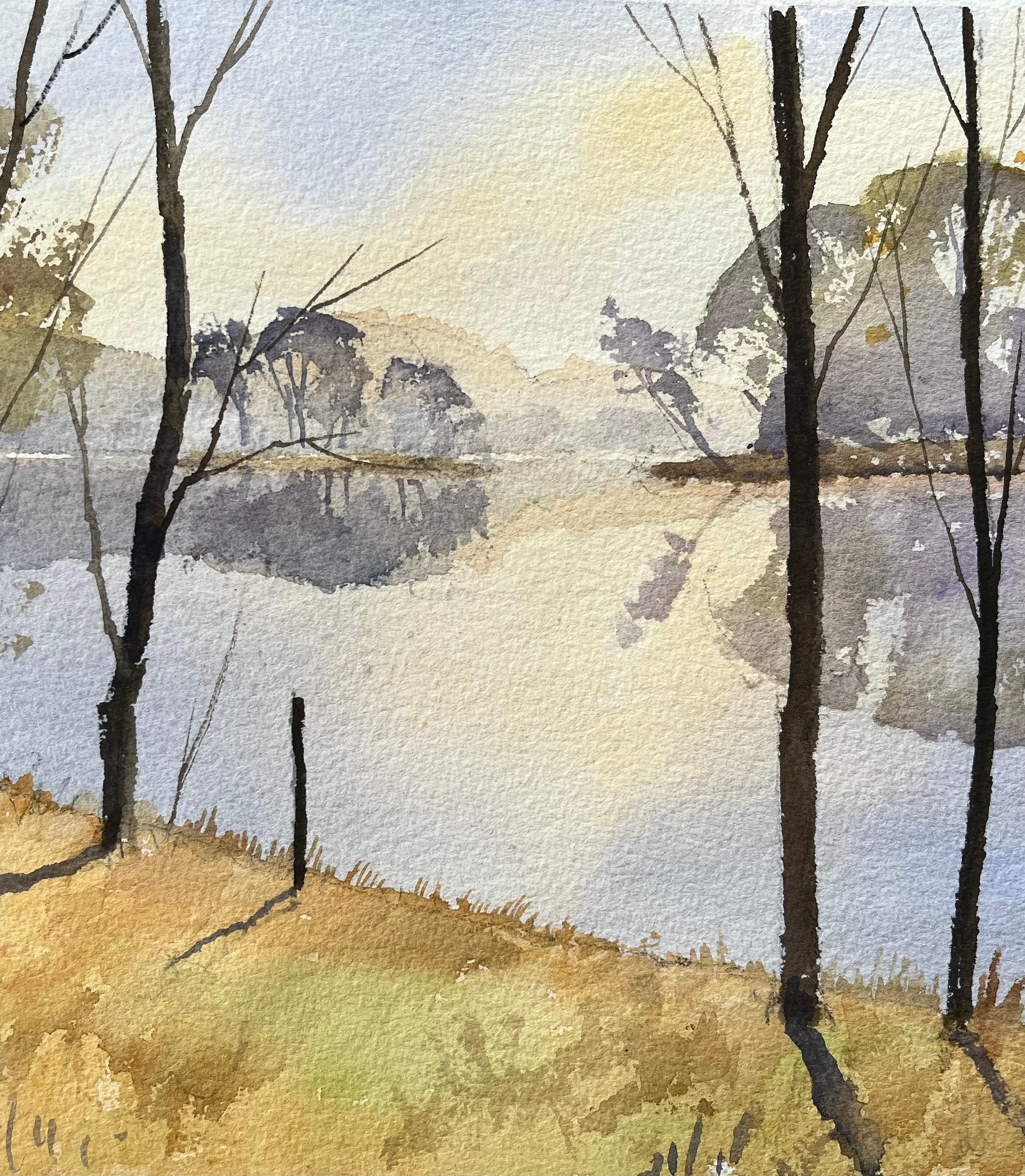 Britischer Impressionist Aquarell der ruhigen Lakeside Szene in weichem Licht gebadet (Beige), Landscape Painting, von Anthony Avery